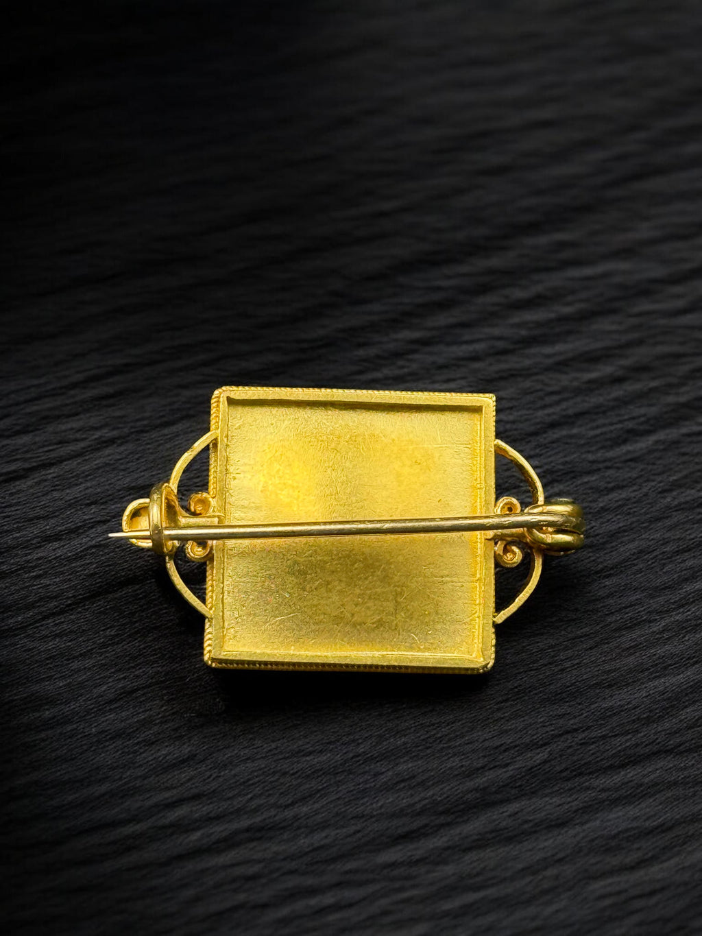 Broche de oro 20k con coral tallado