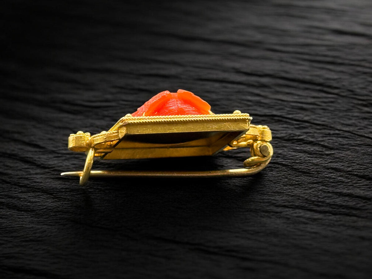 Broche de oro 20k con coral tallado