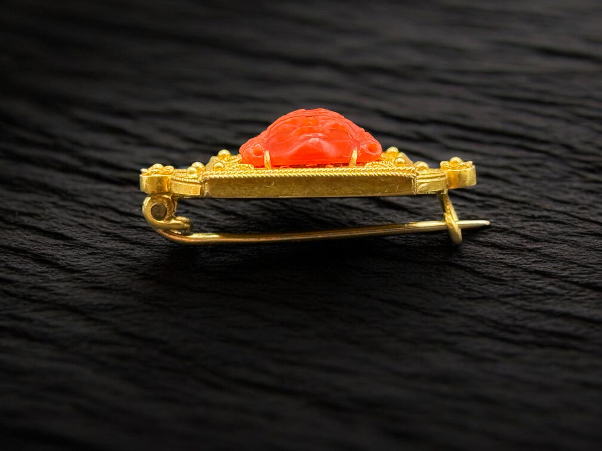 Broche de oro 20k con coral tallado