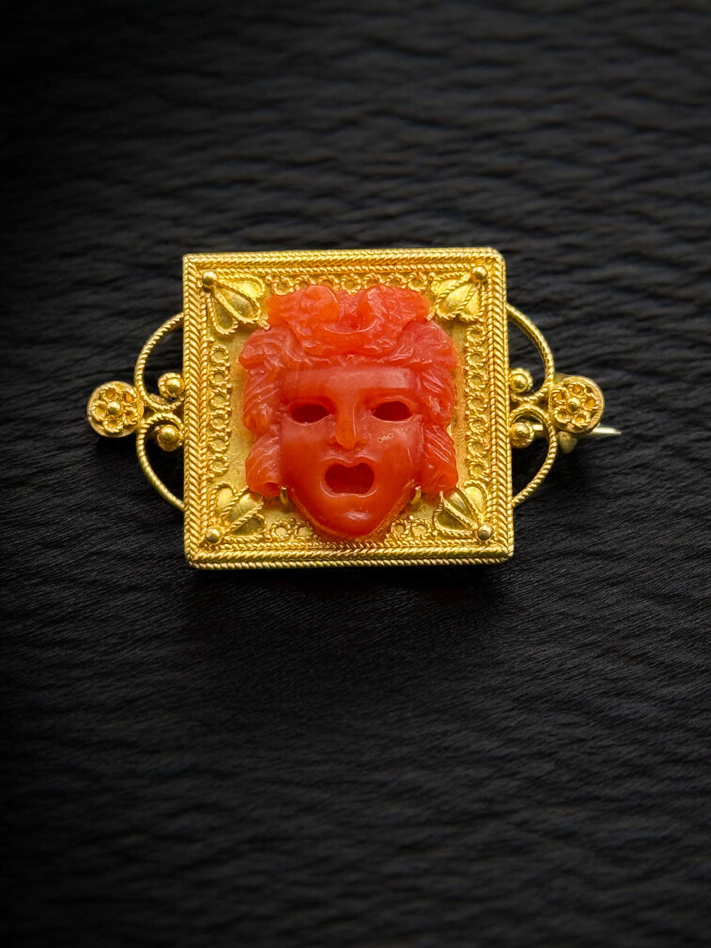 Broche de oro 20k con coral tallado