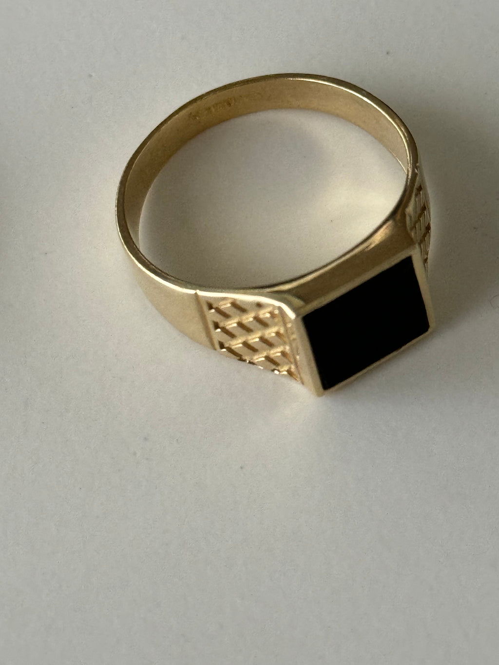 Anillo oro caballero con resina negra