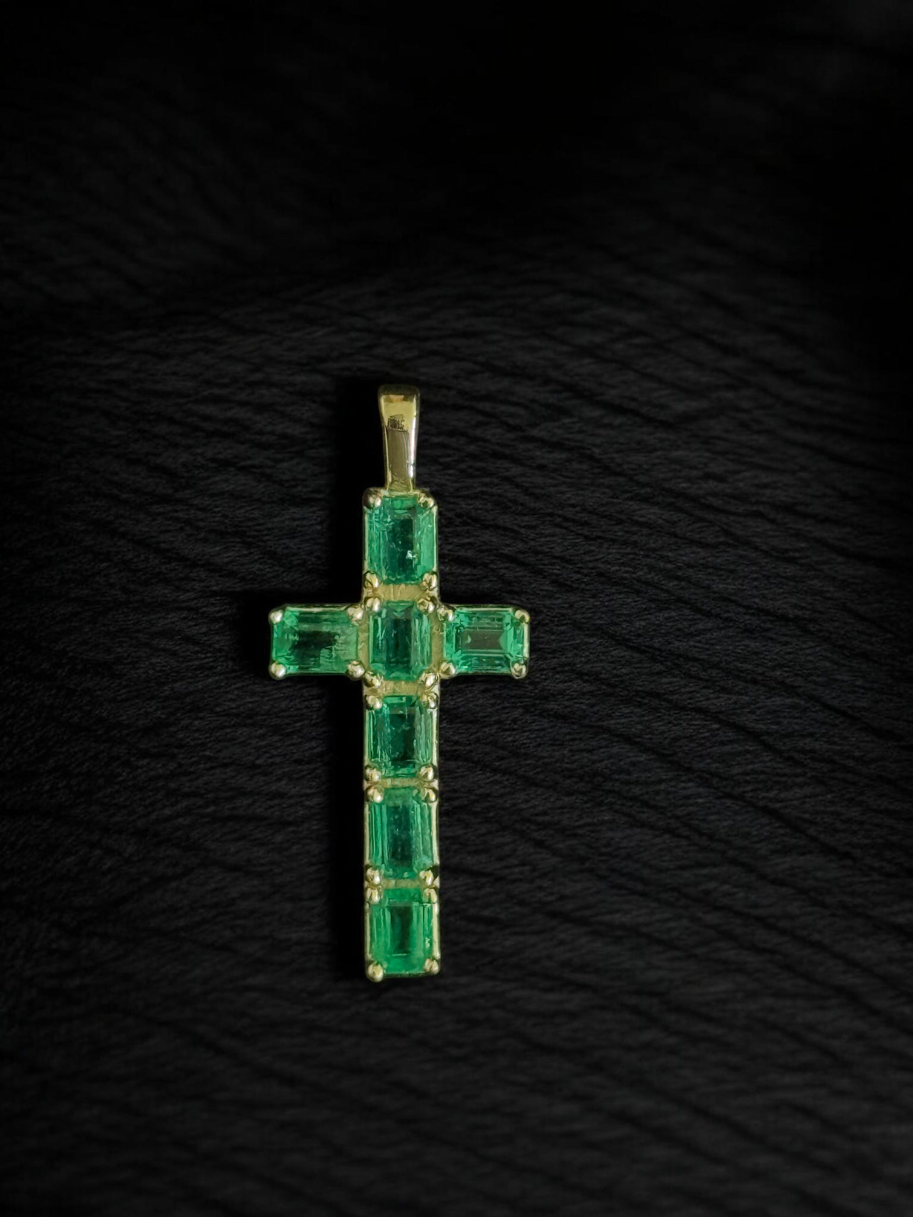 Dije cruz oro y esmeraldas