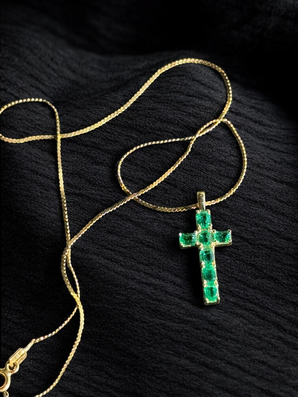 Dije cruz oro y esmeraldas
