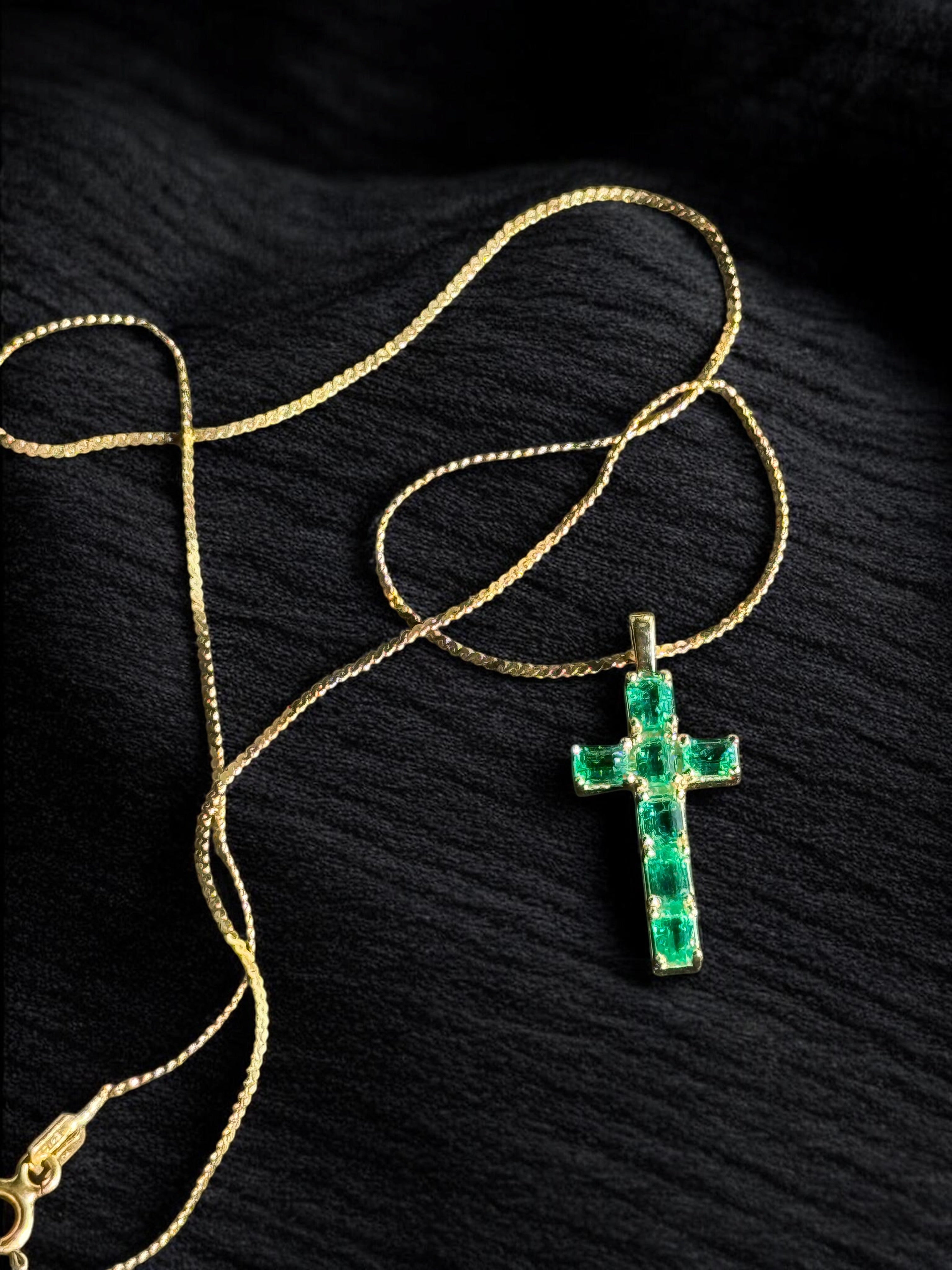 Dije cruz oro y esmeraldas