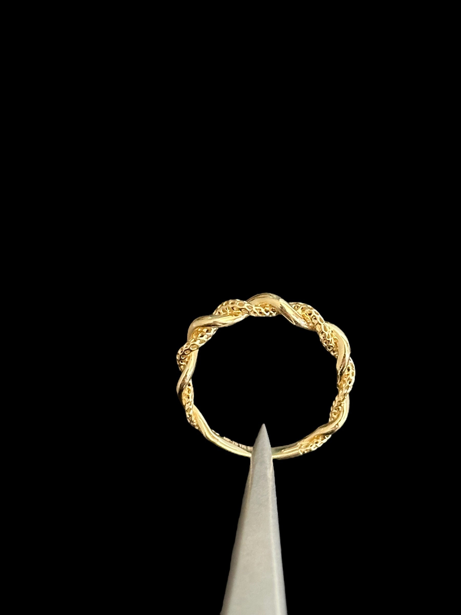 Anillo de oro trenzado