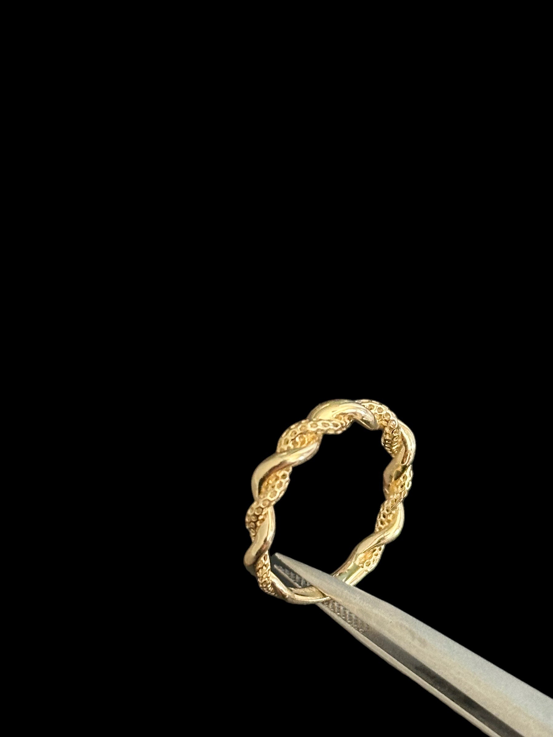 Anillo de oro trenzado
