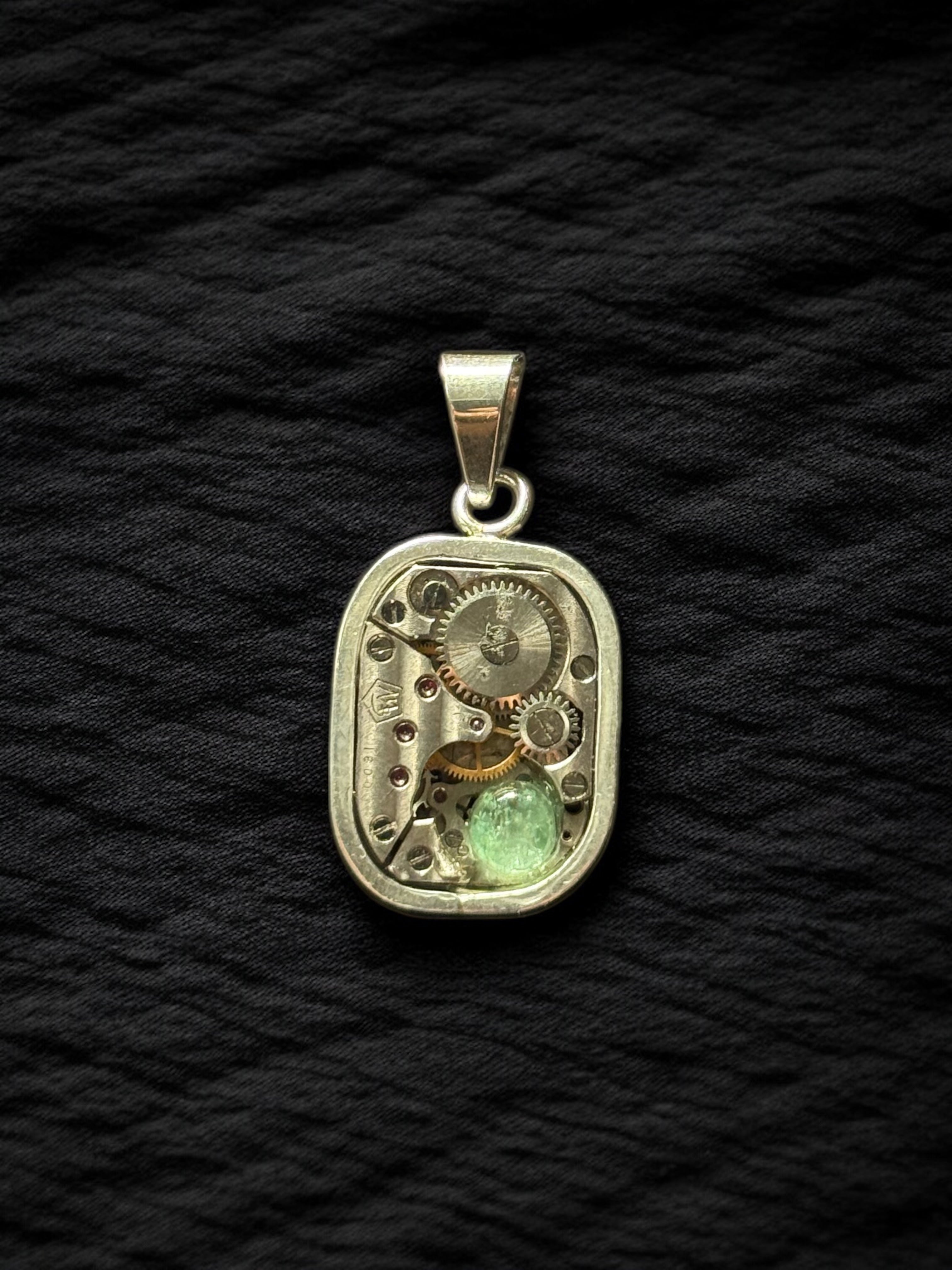 Dije reloj esmeralda cabujón redondo