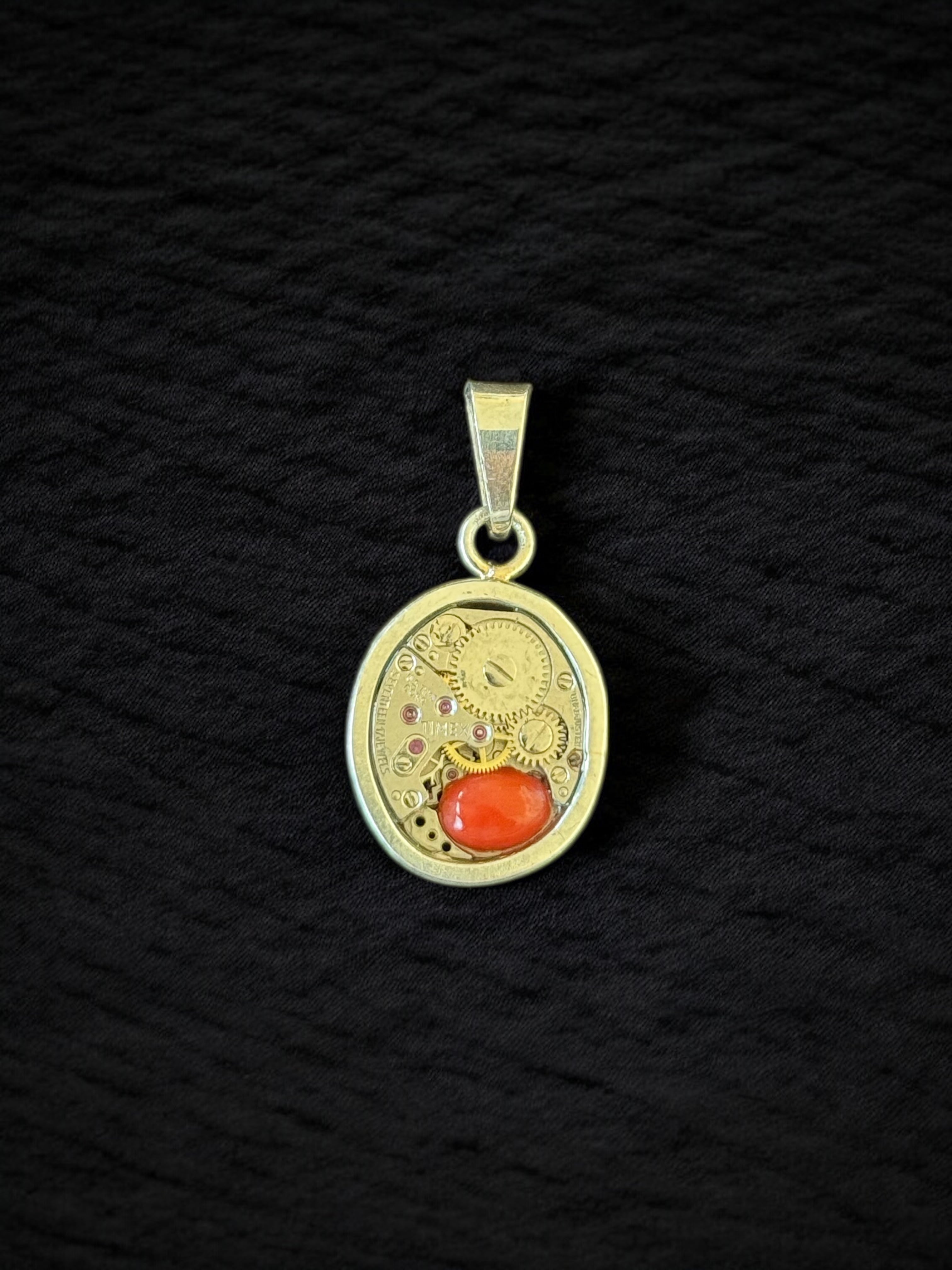 Dije reloj Coral cabujón .3