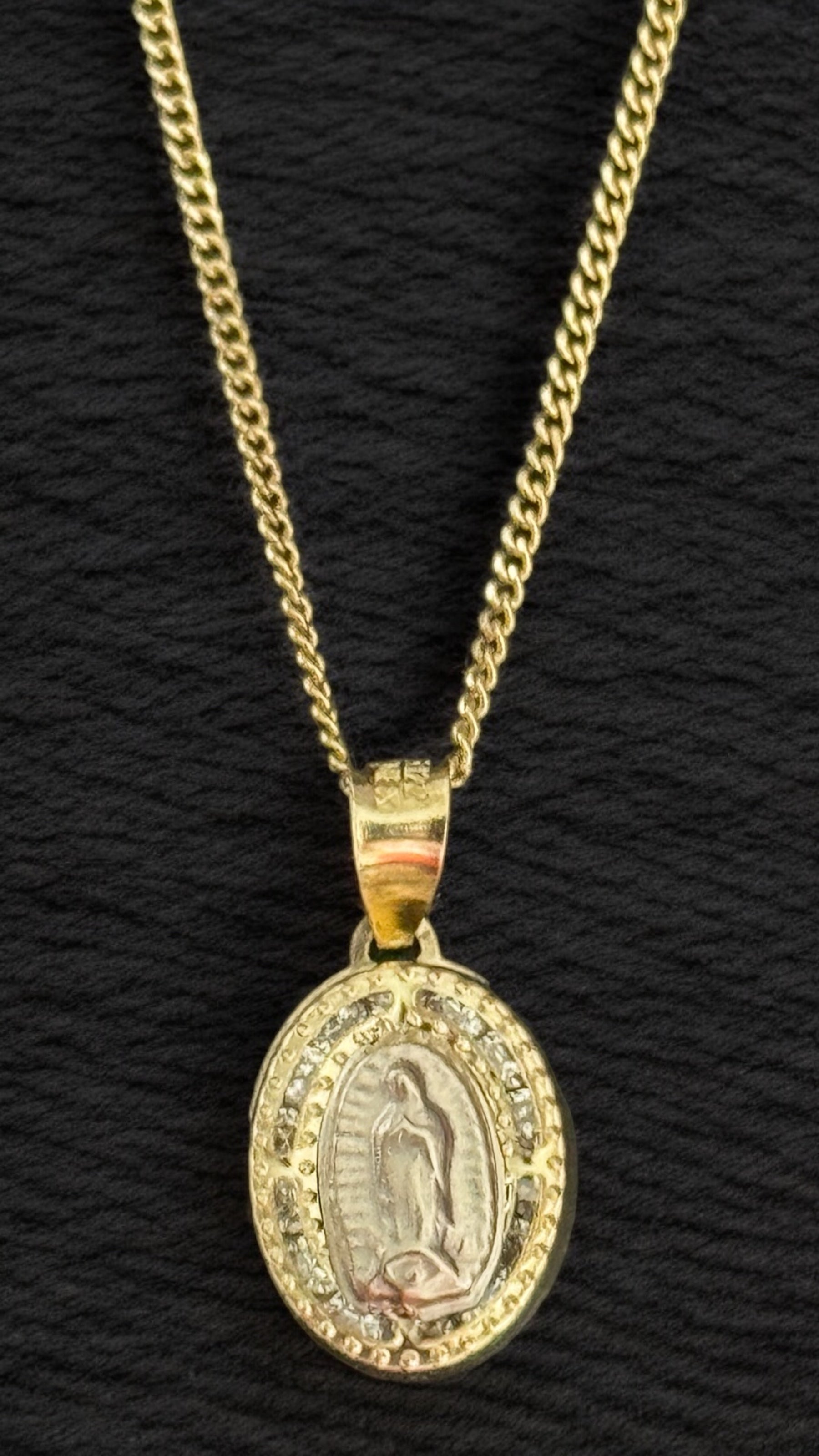 Dije virgen de Guadalupe oro amarillo y blanco