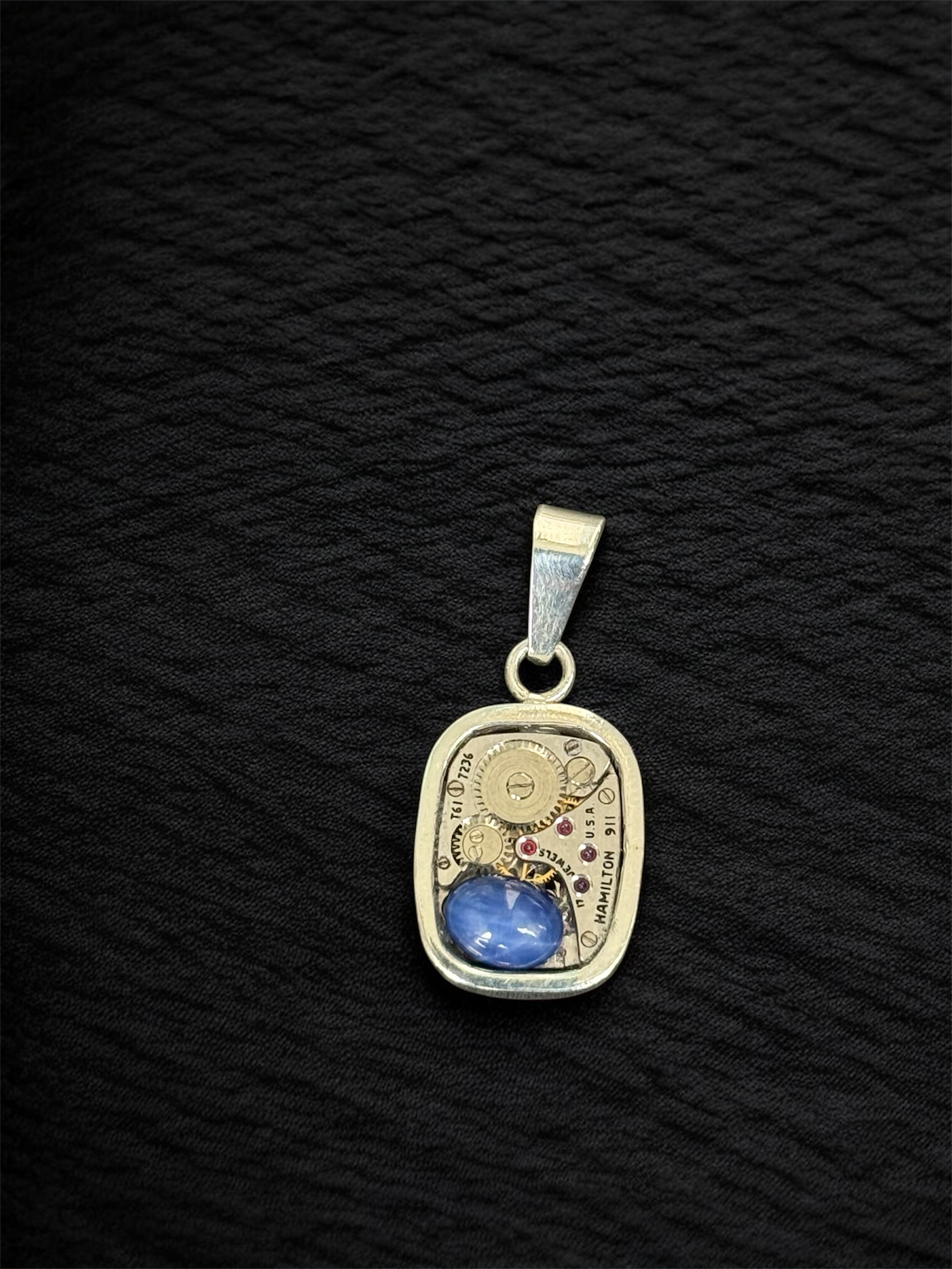 Dije reloj Zafiro estrella cabujón Lab.