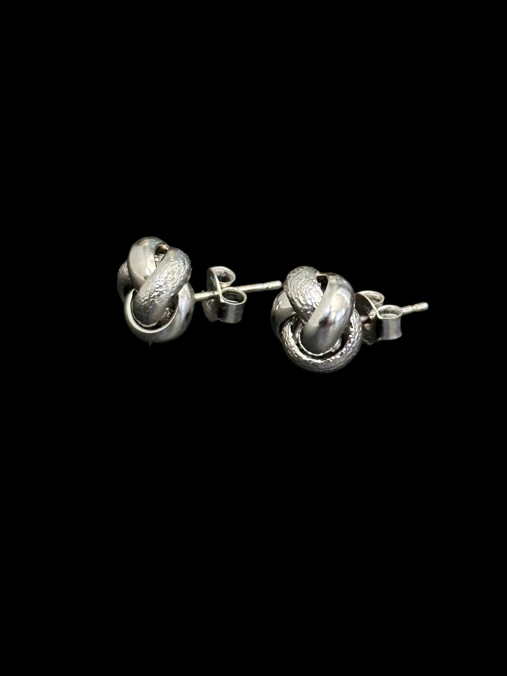 Aretes nudo oro blanco