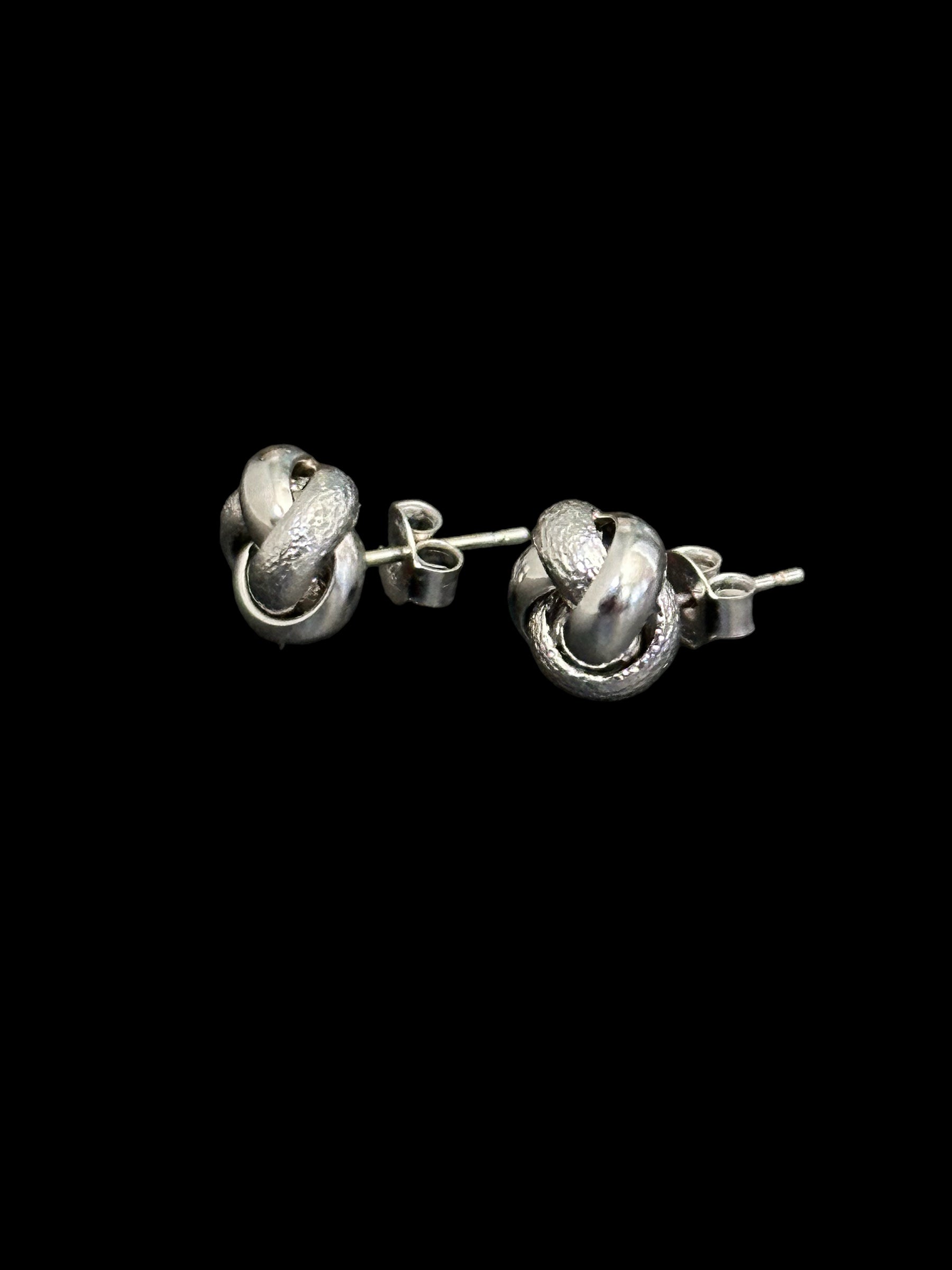 Aretes nudo oro blanco
