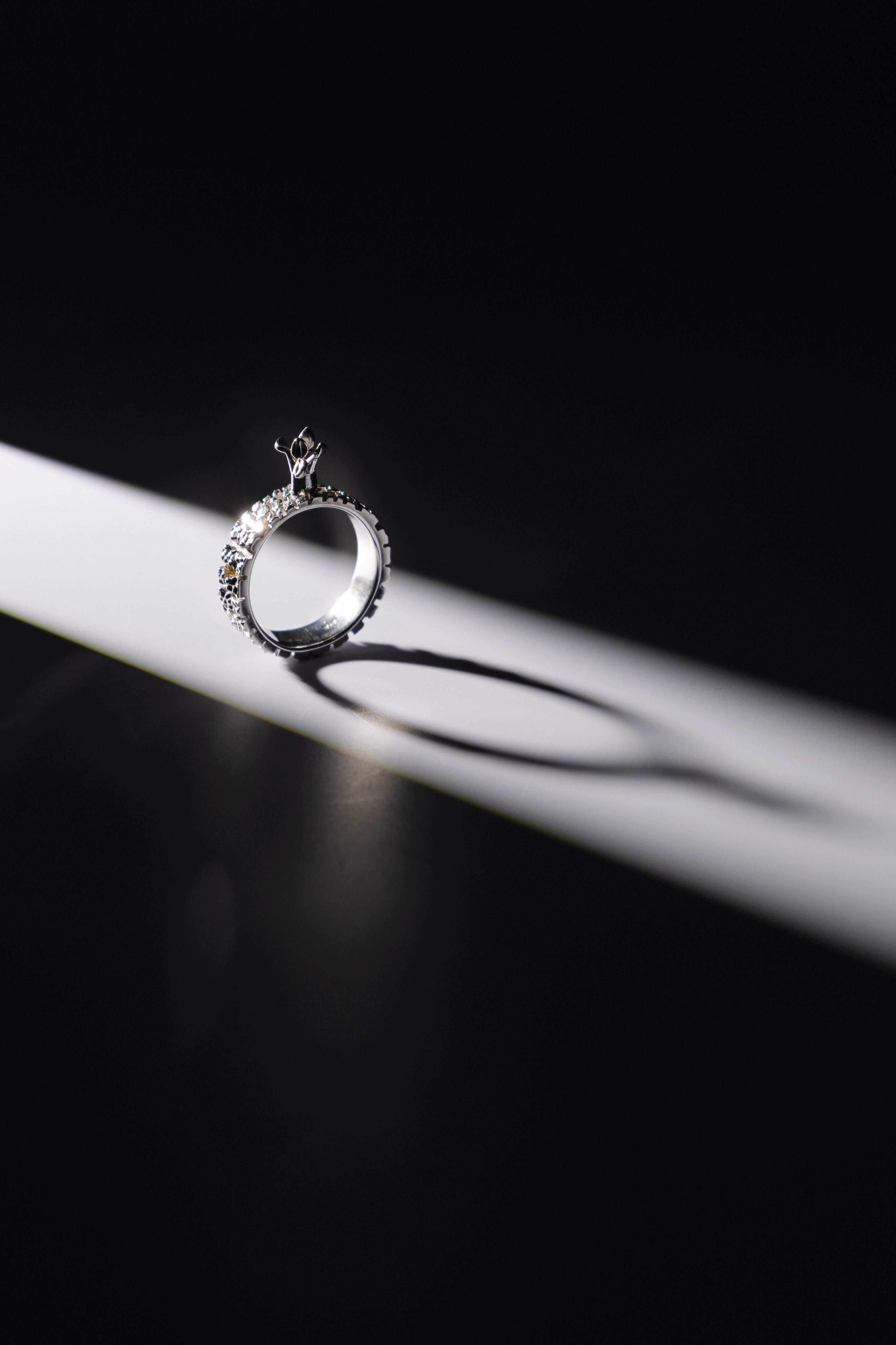 Anillo Brote de herida — Oro blanco