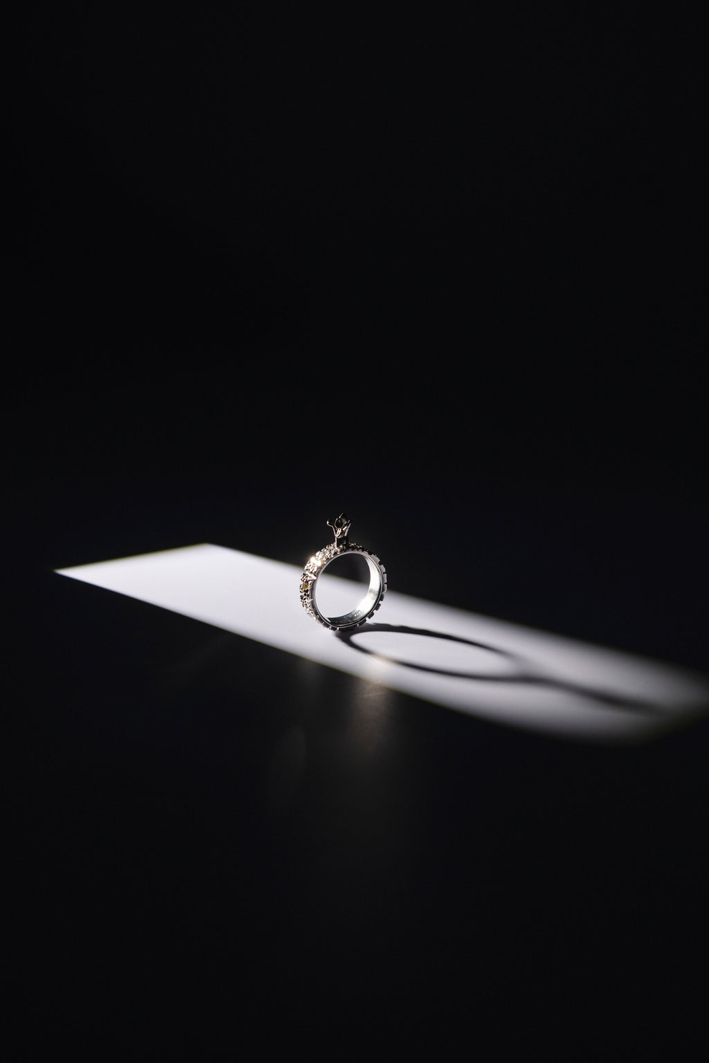 Anillo Brote de herida — Oro blanco