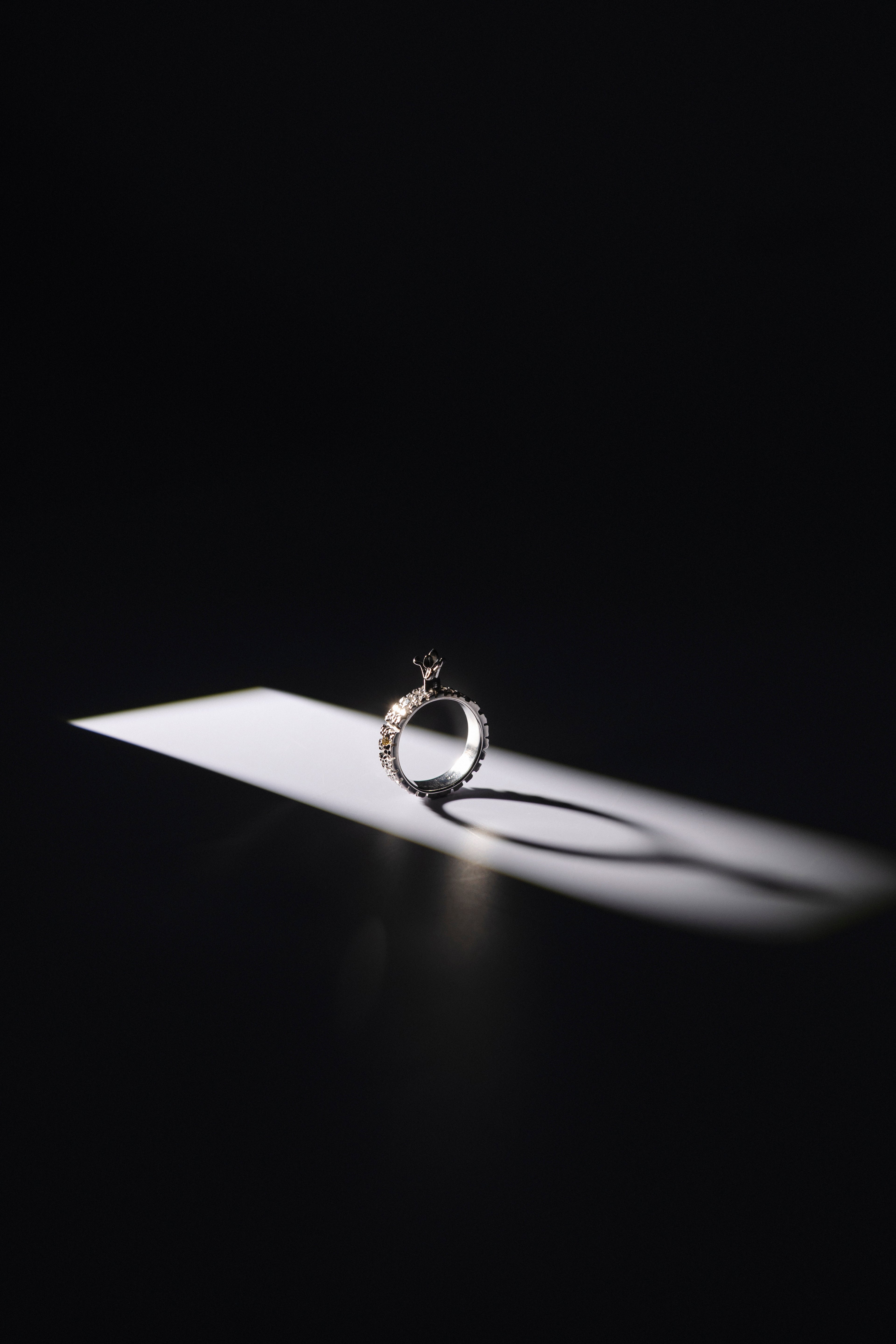Anillo Brote de herida — Oro blanco