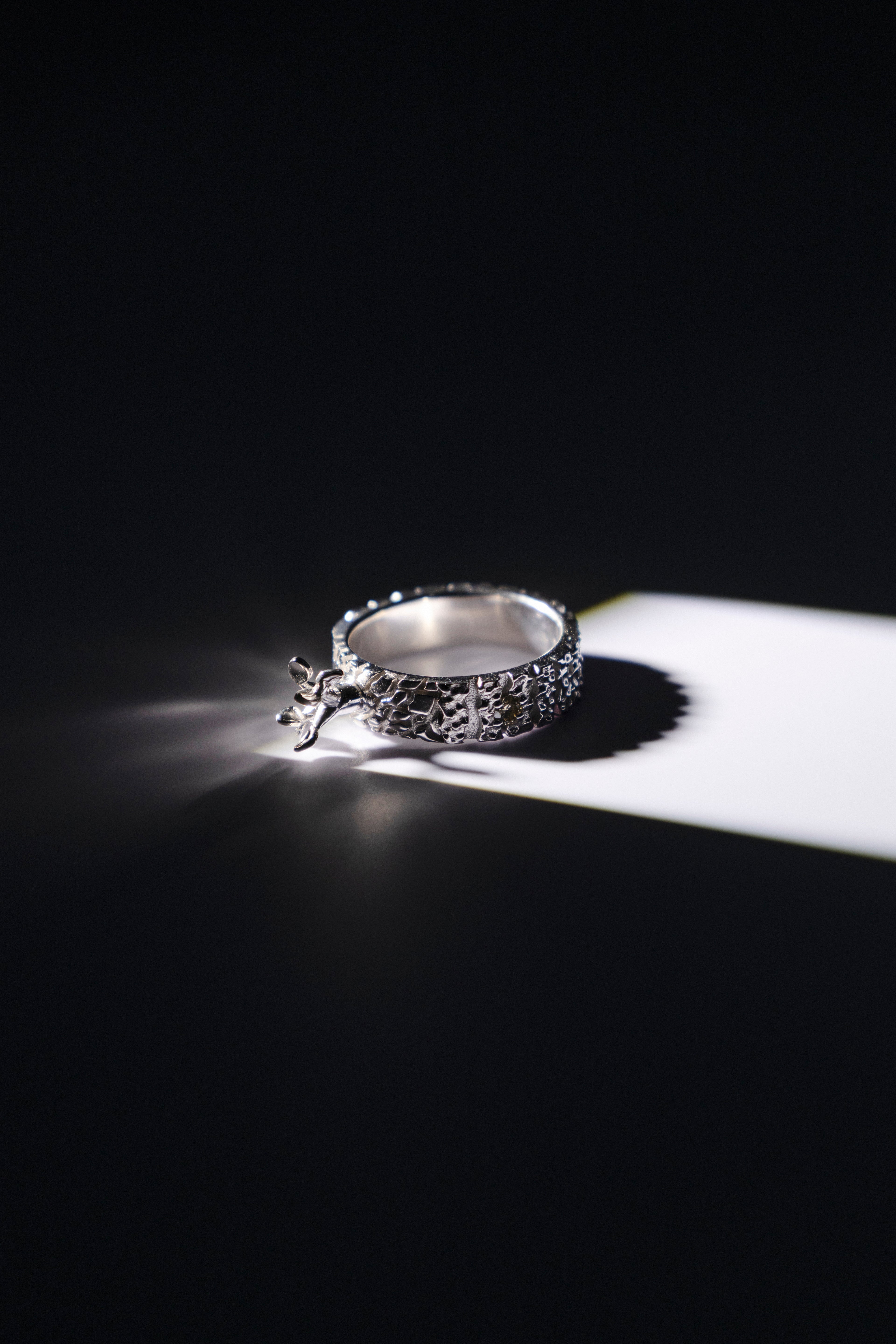 Anillo Brote de herida — Oro blanco