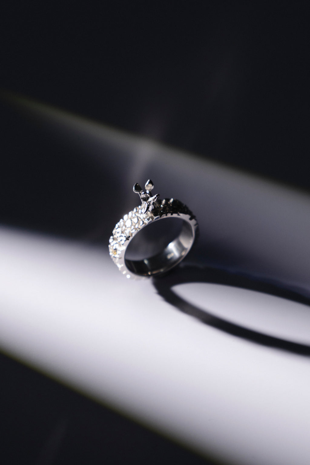 Anillo Brote de herida — Oro blanco
