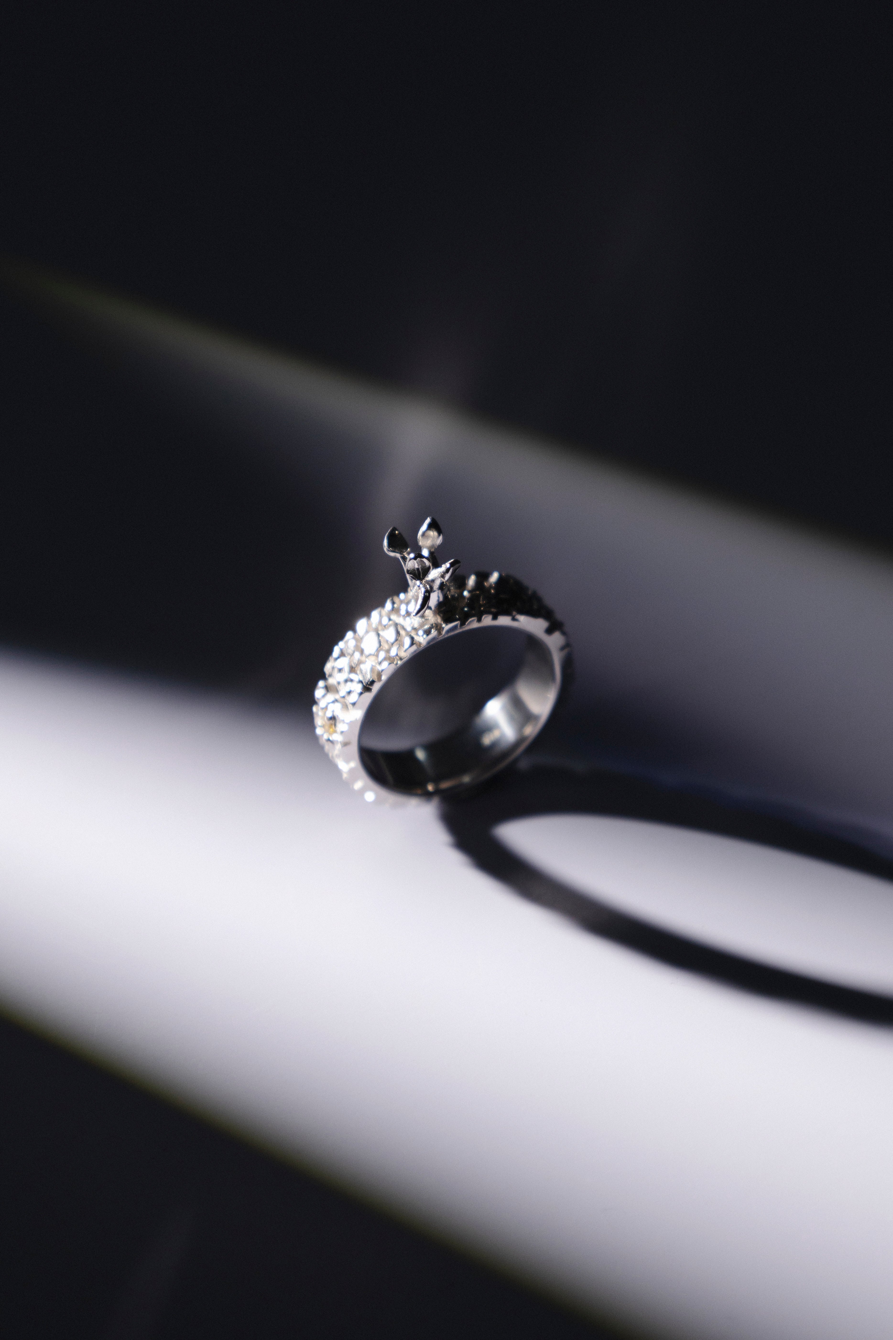 Anillo Brote de herida — Oro blanco