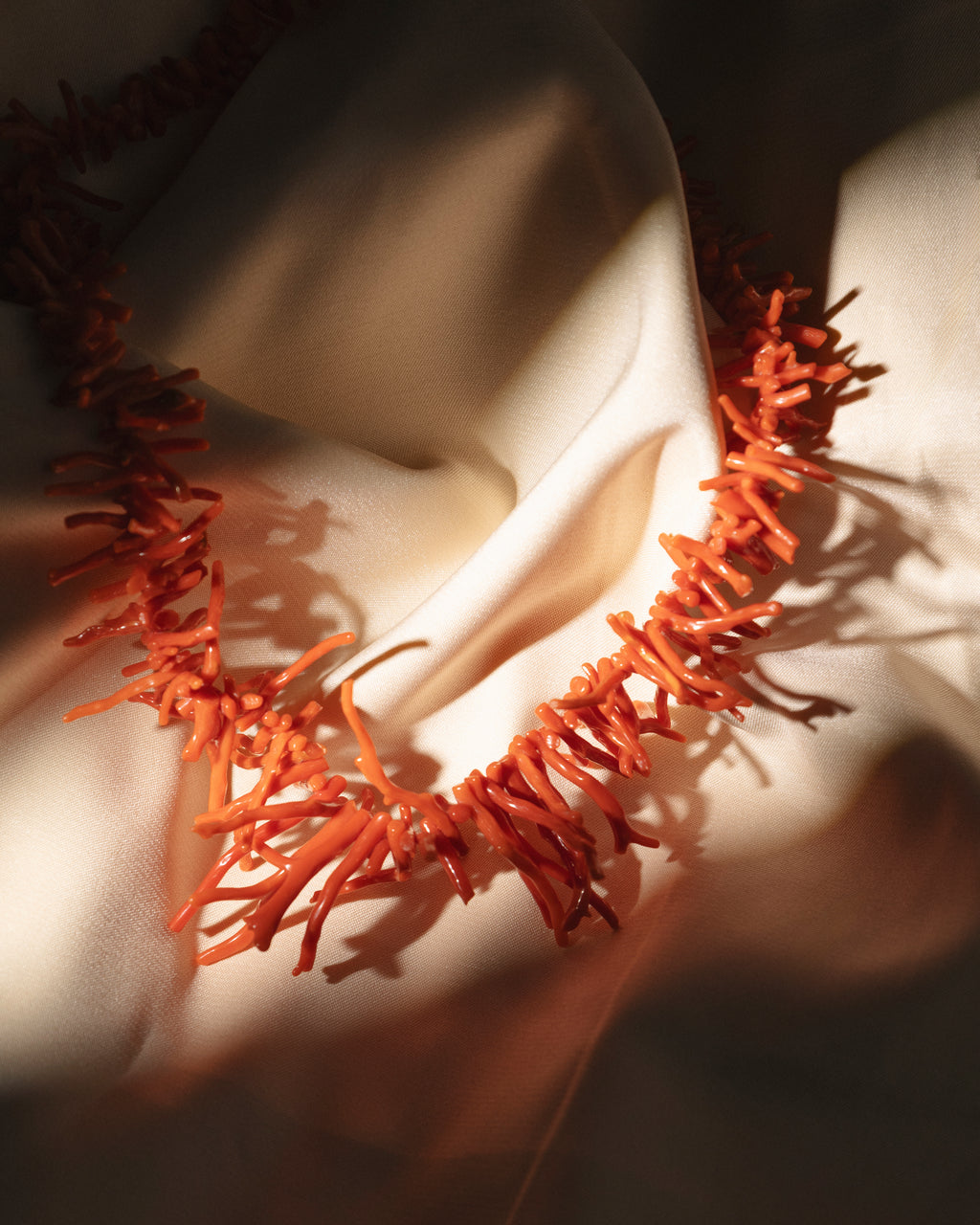 Collar de coral broche oro