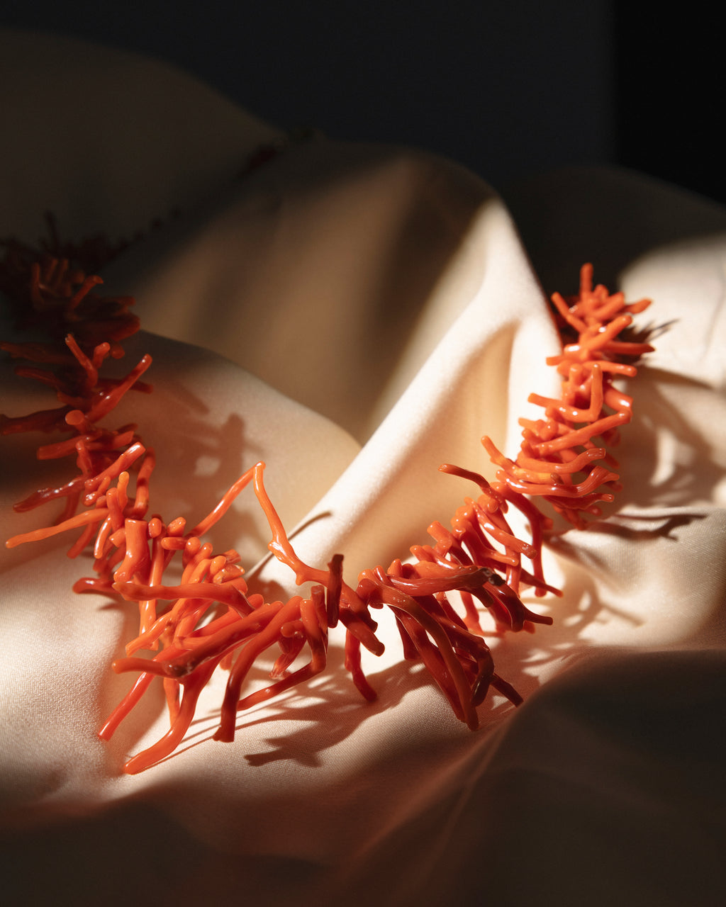 Collar de coral broche oro