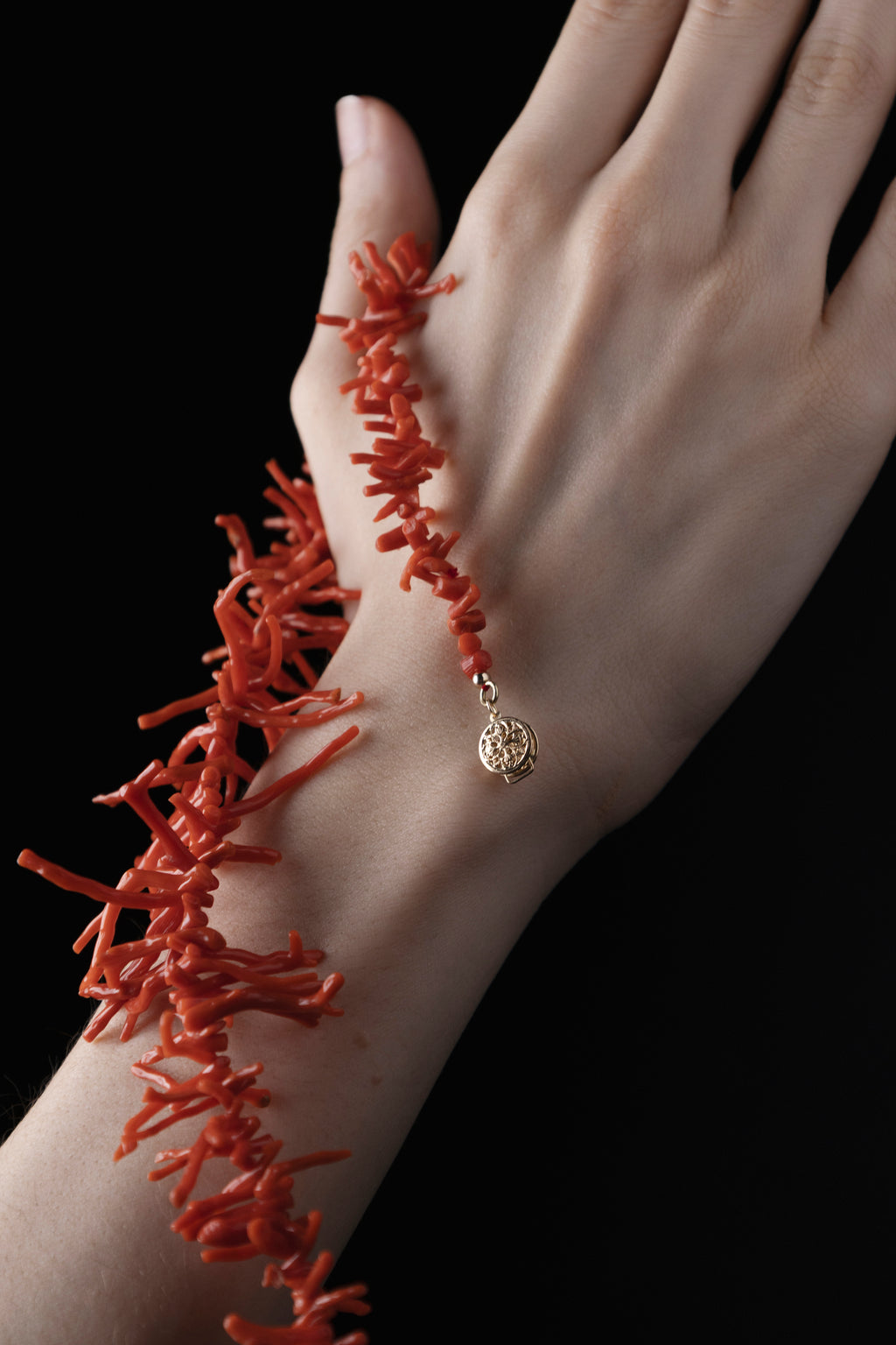 Collar de coral broche oro