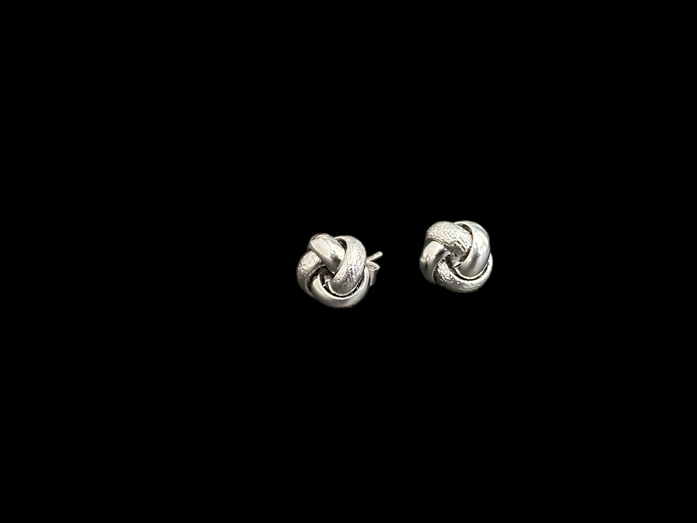 Aretes nudo oro blanco