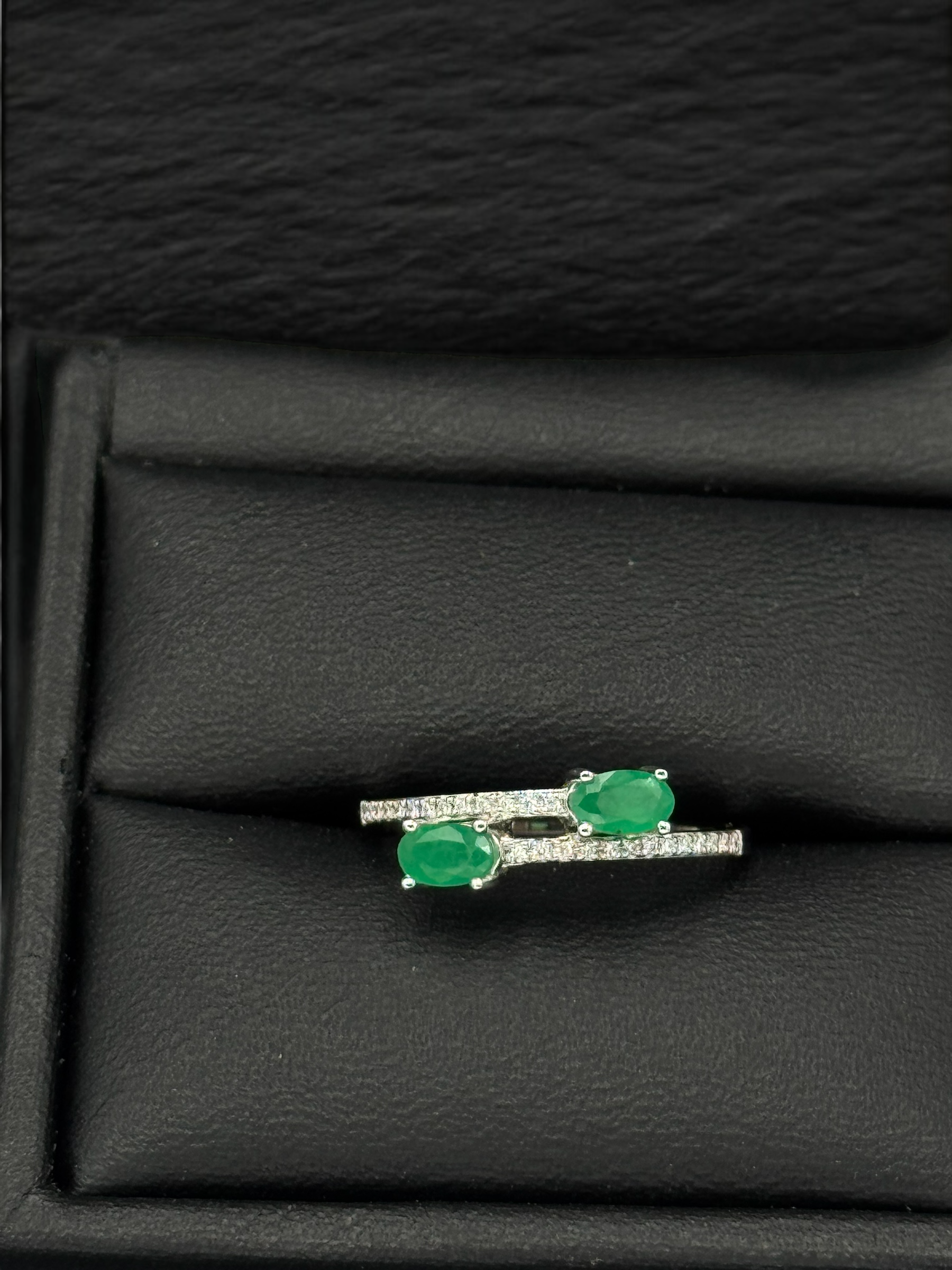 Anillo esmeraldas con diamantes en oro blanco