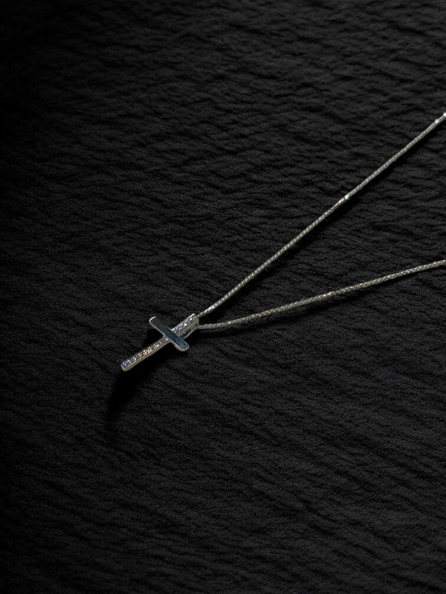 Collar cruz delgada oro con diamantes