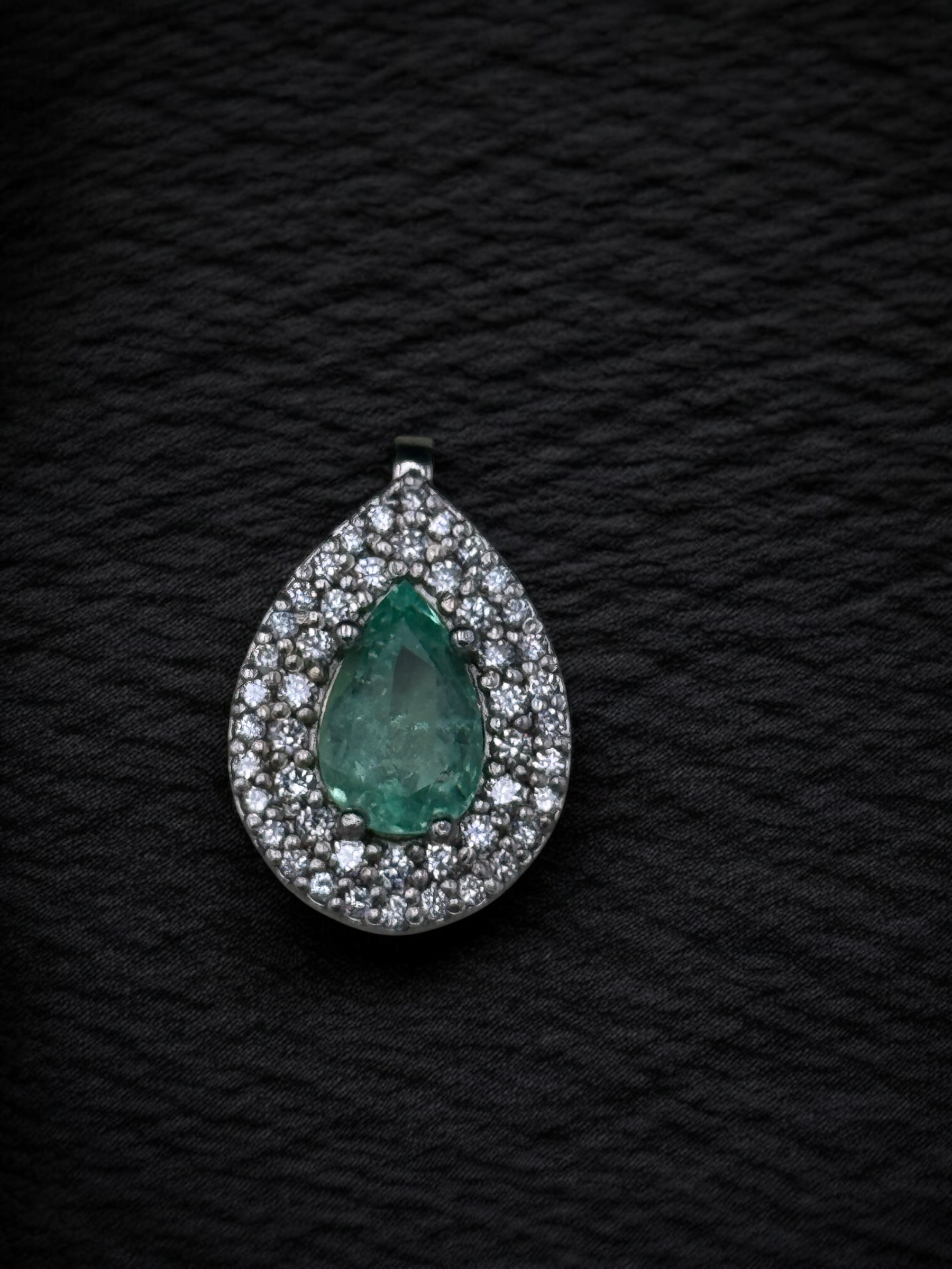 Dije Esmeralda con diamantes en oro