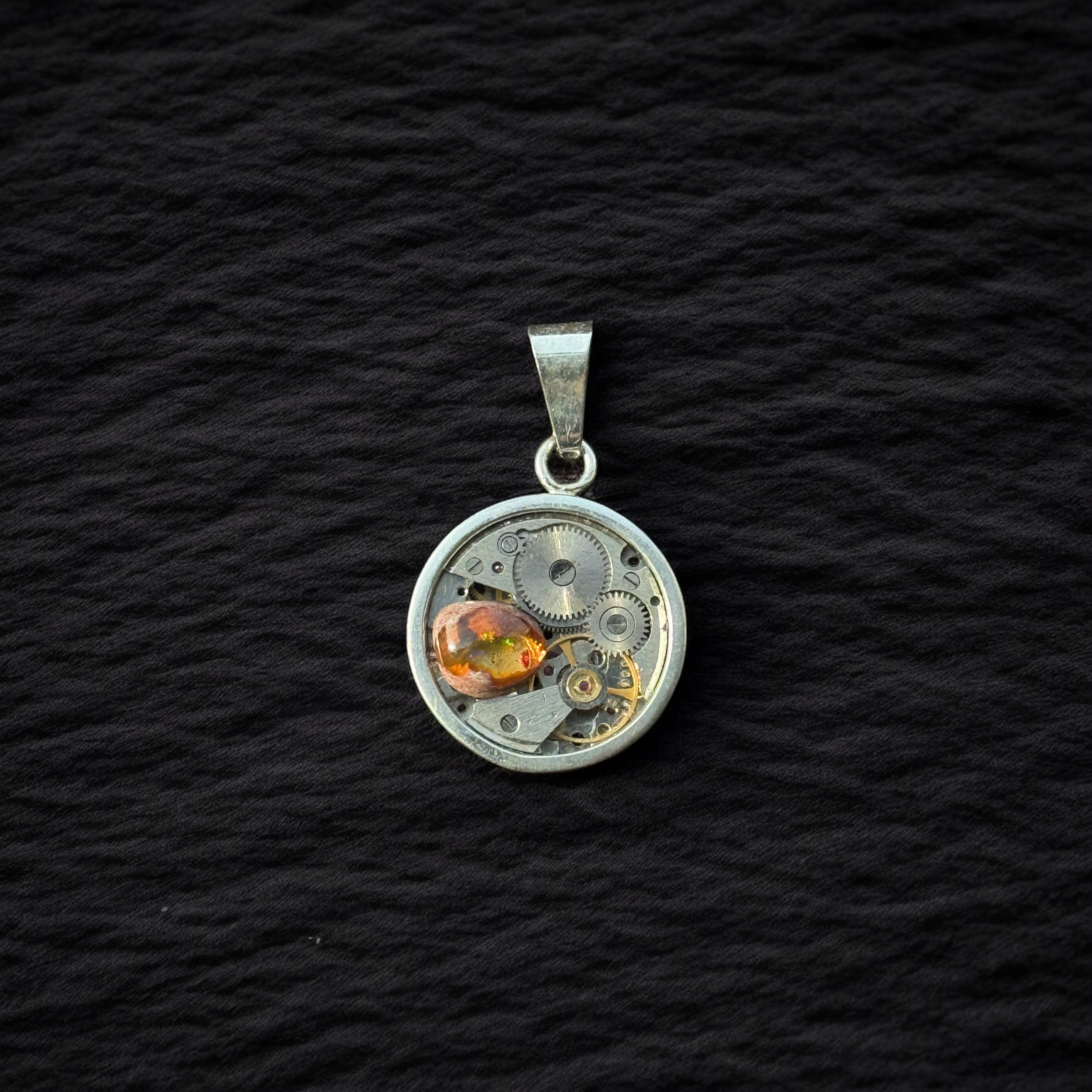 Dije reloj Opalo de magdalena cantera