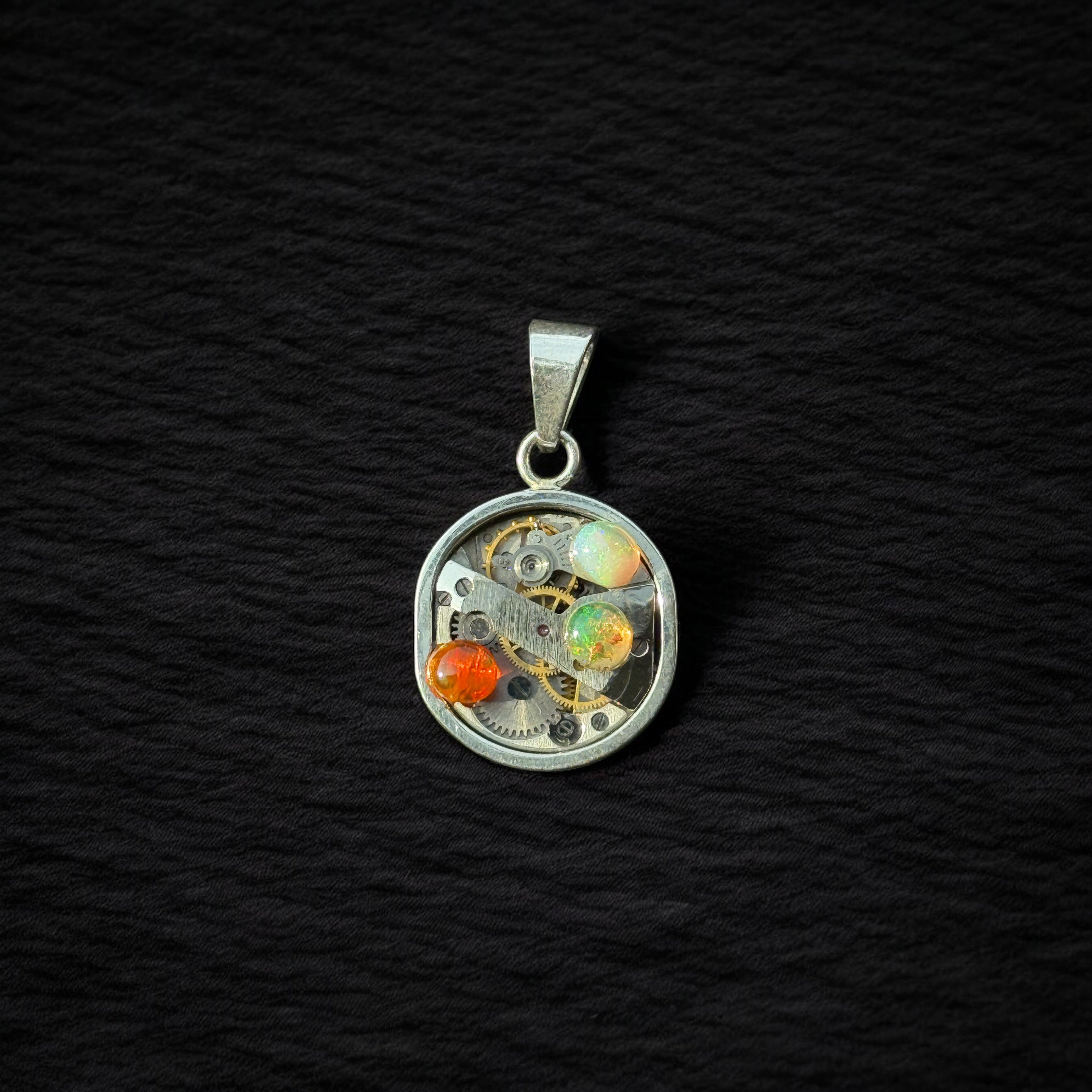 Dije reloj con 3 Opalos