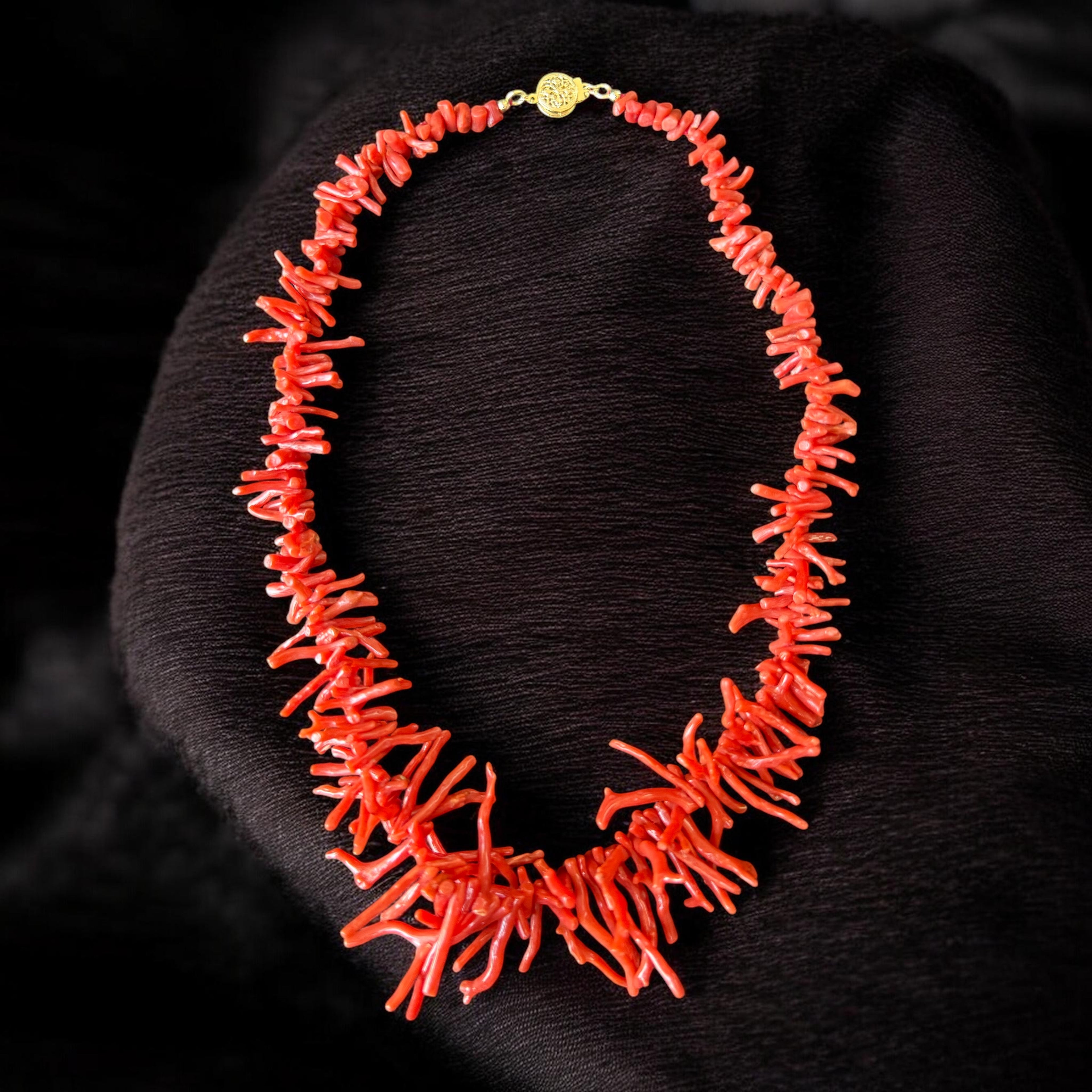 Collar de coral broche oro