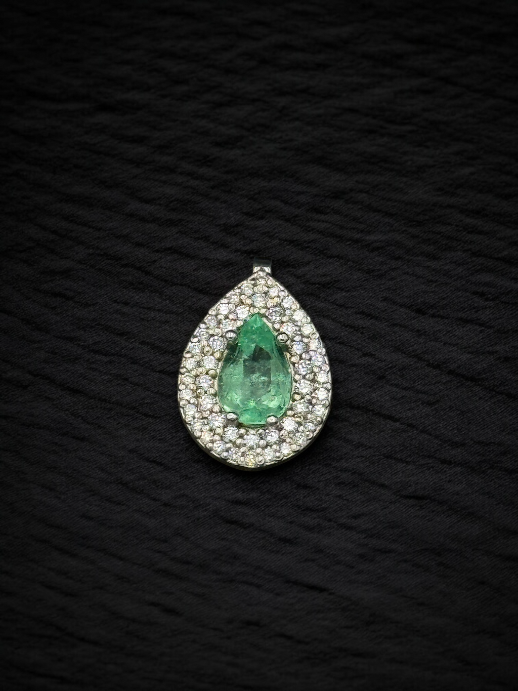 Dije Esmeralda con diamantes en oro