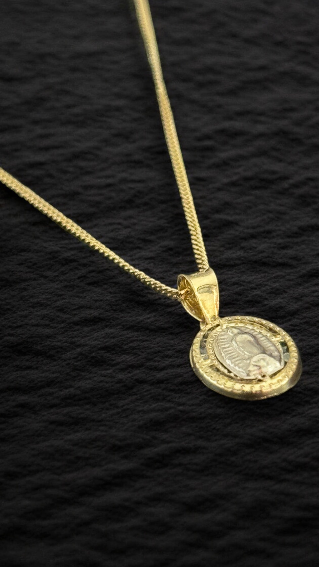 Dije virgen de Guadalupe oro amarillo y blanco