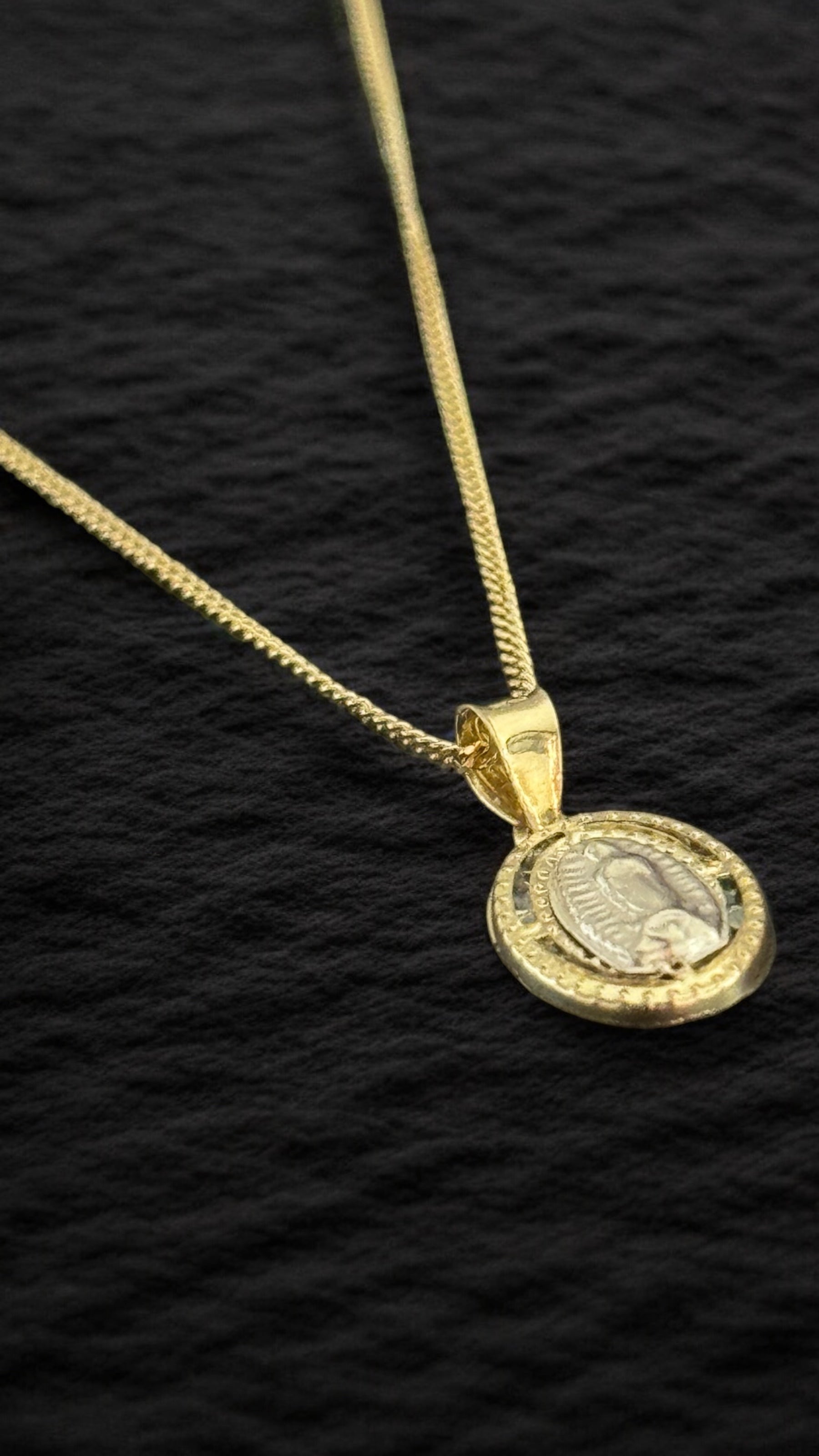 Dije virgen de Guadalupe oro amarillo y blanco