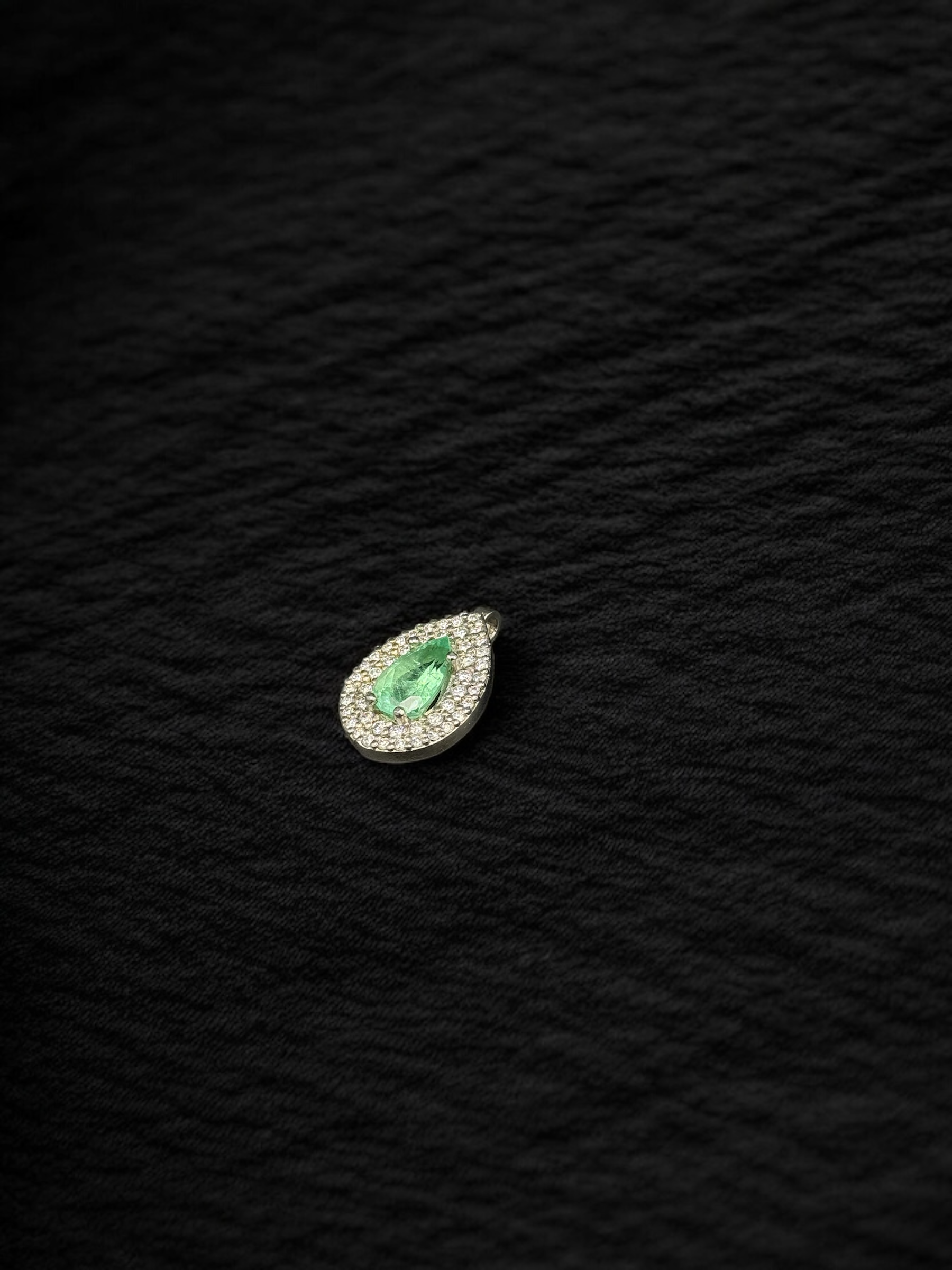 Dije Esmeralda con diamantes en oro