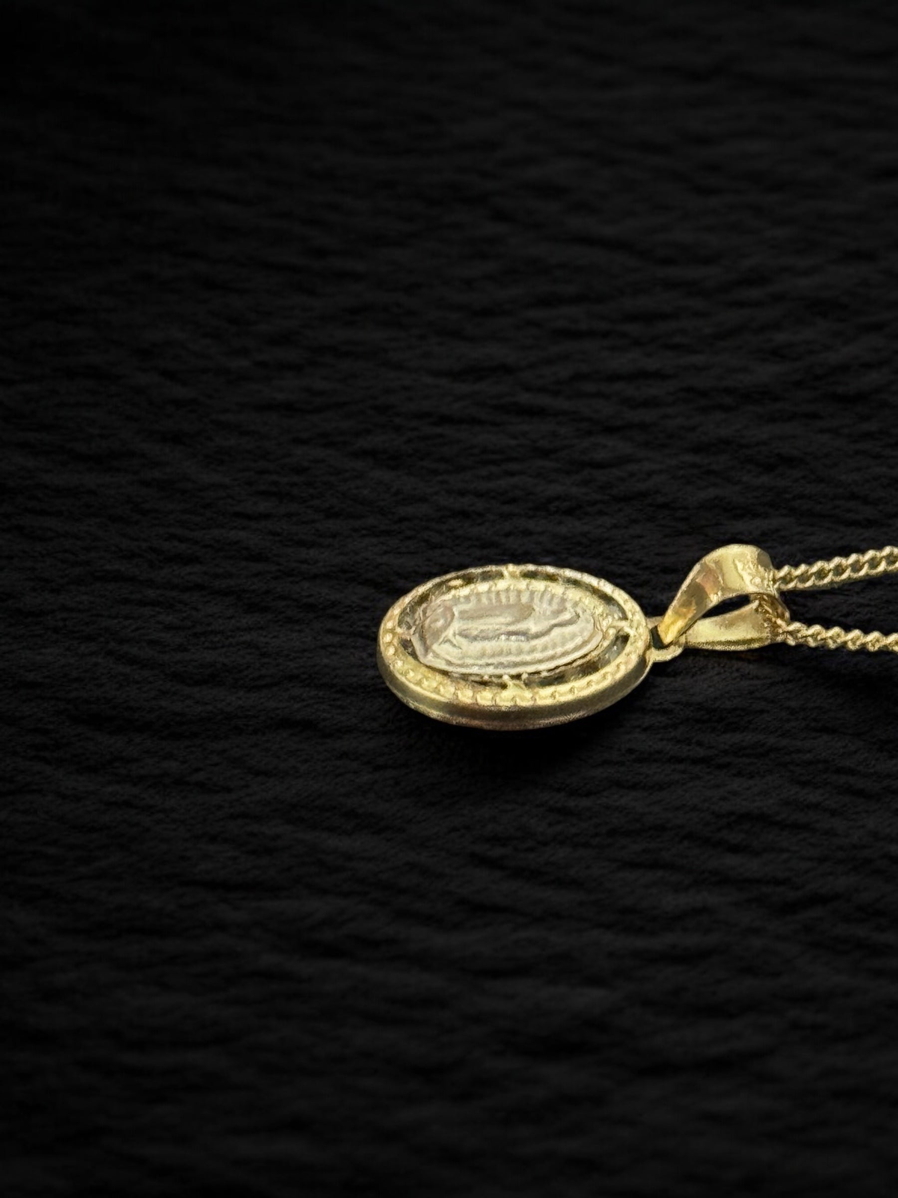 Dije virgen de Guadalupe oro amarillo y blanco