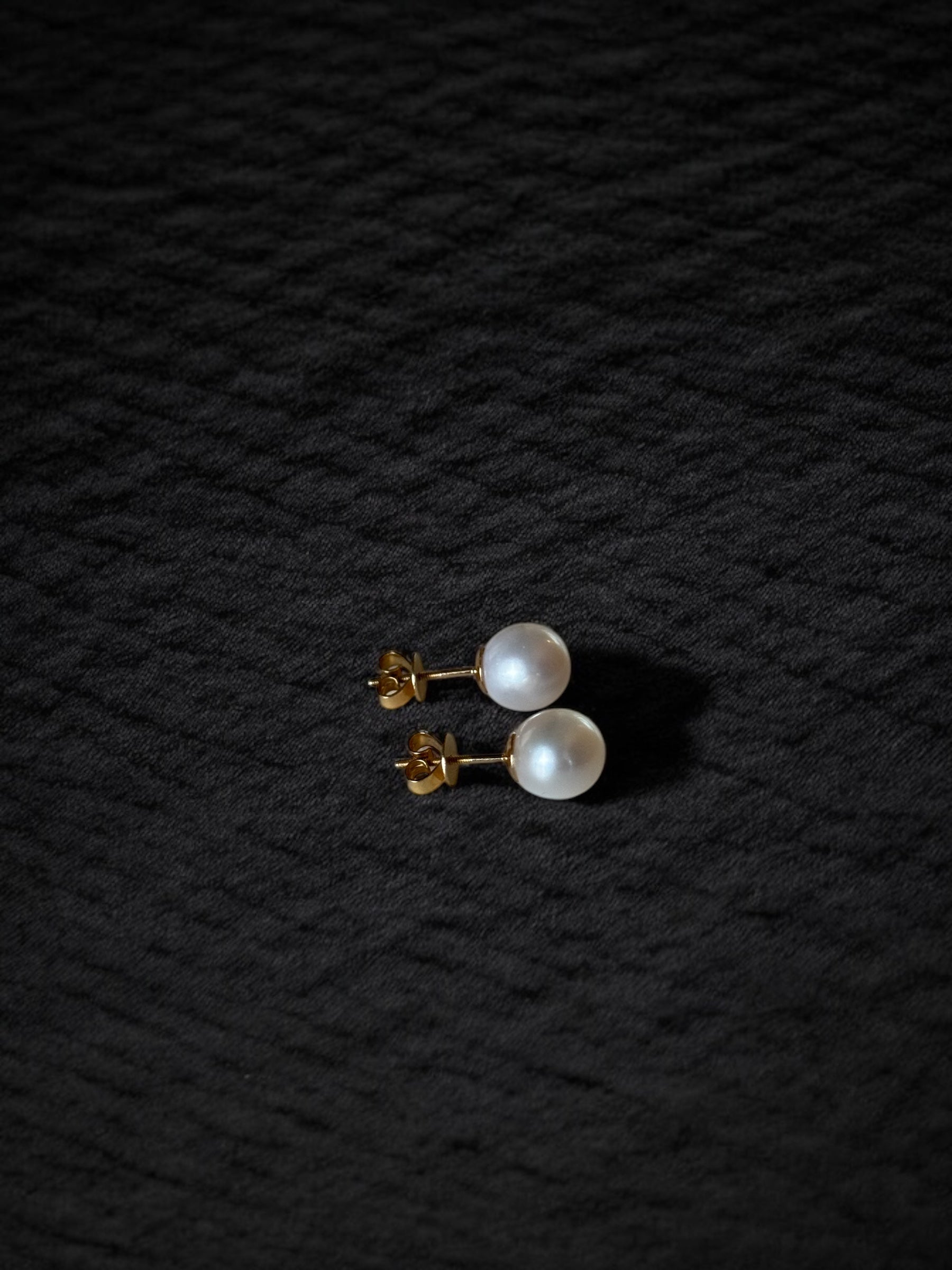 Aretes solitarios perla en oro