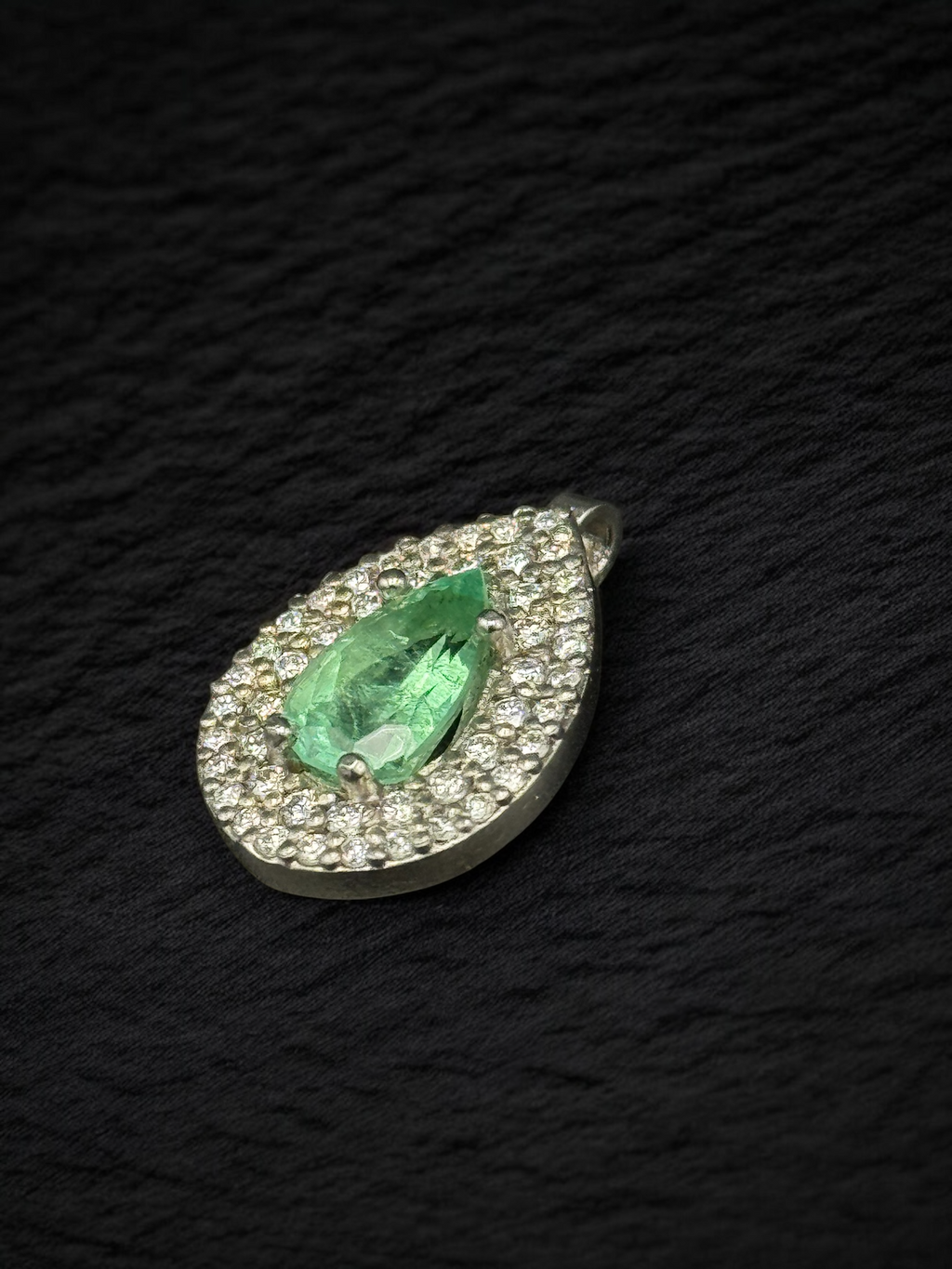 Dije Esmeralda con diamantes en oro