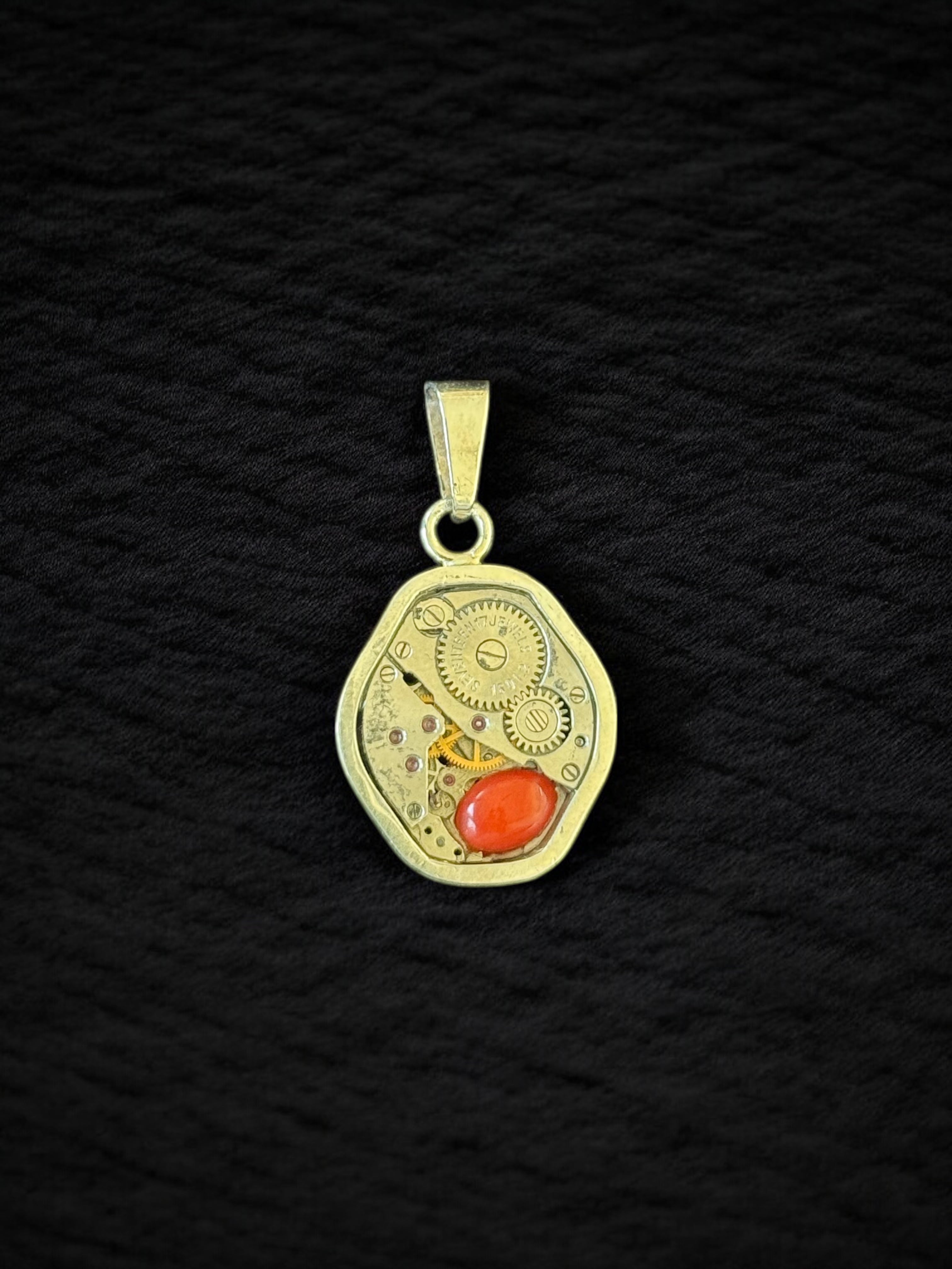 Dije reloj Coral cabujón .4