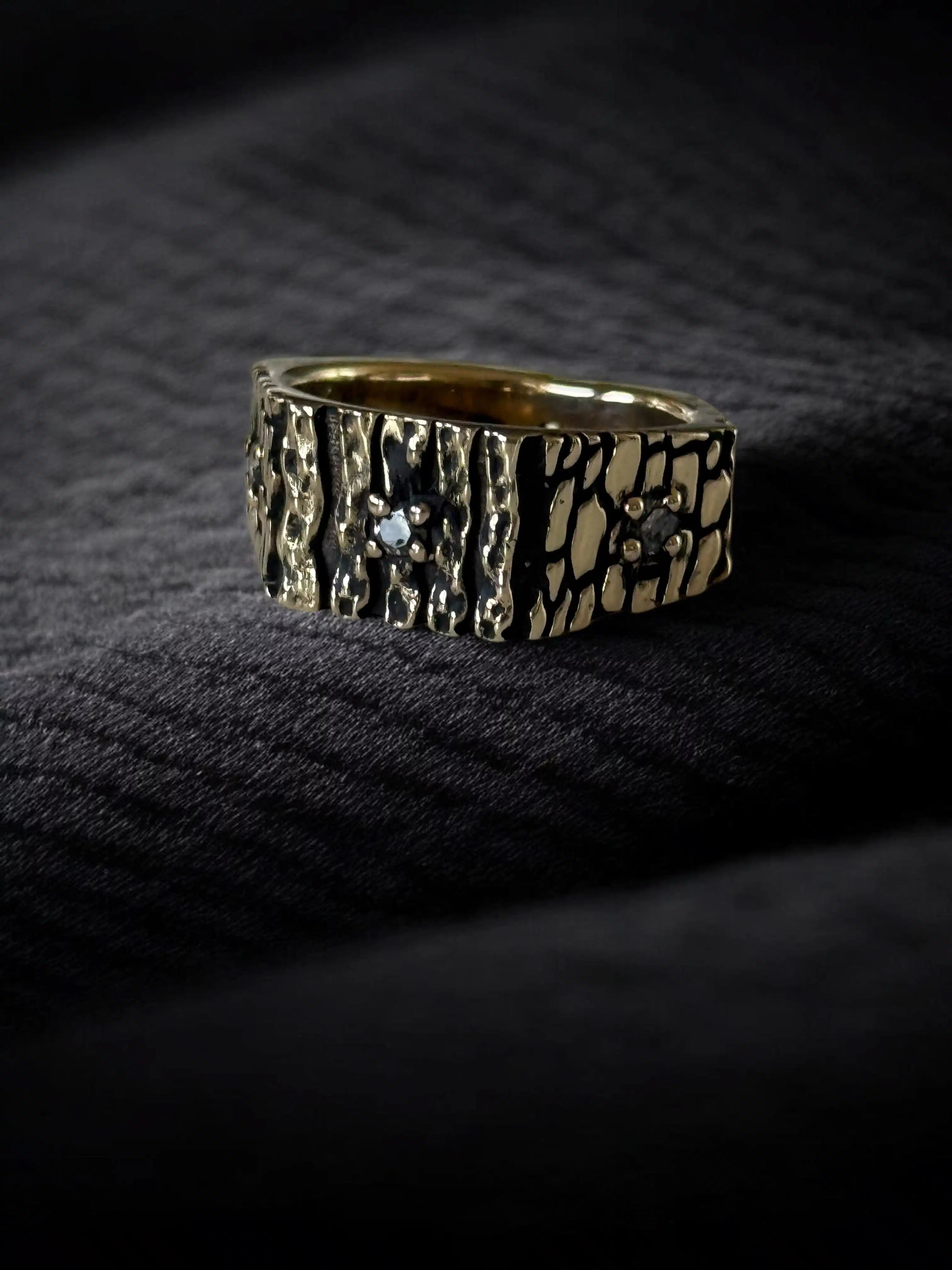 Anillo Sexto Lamento — Oro amarillo