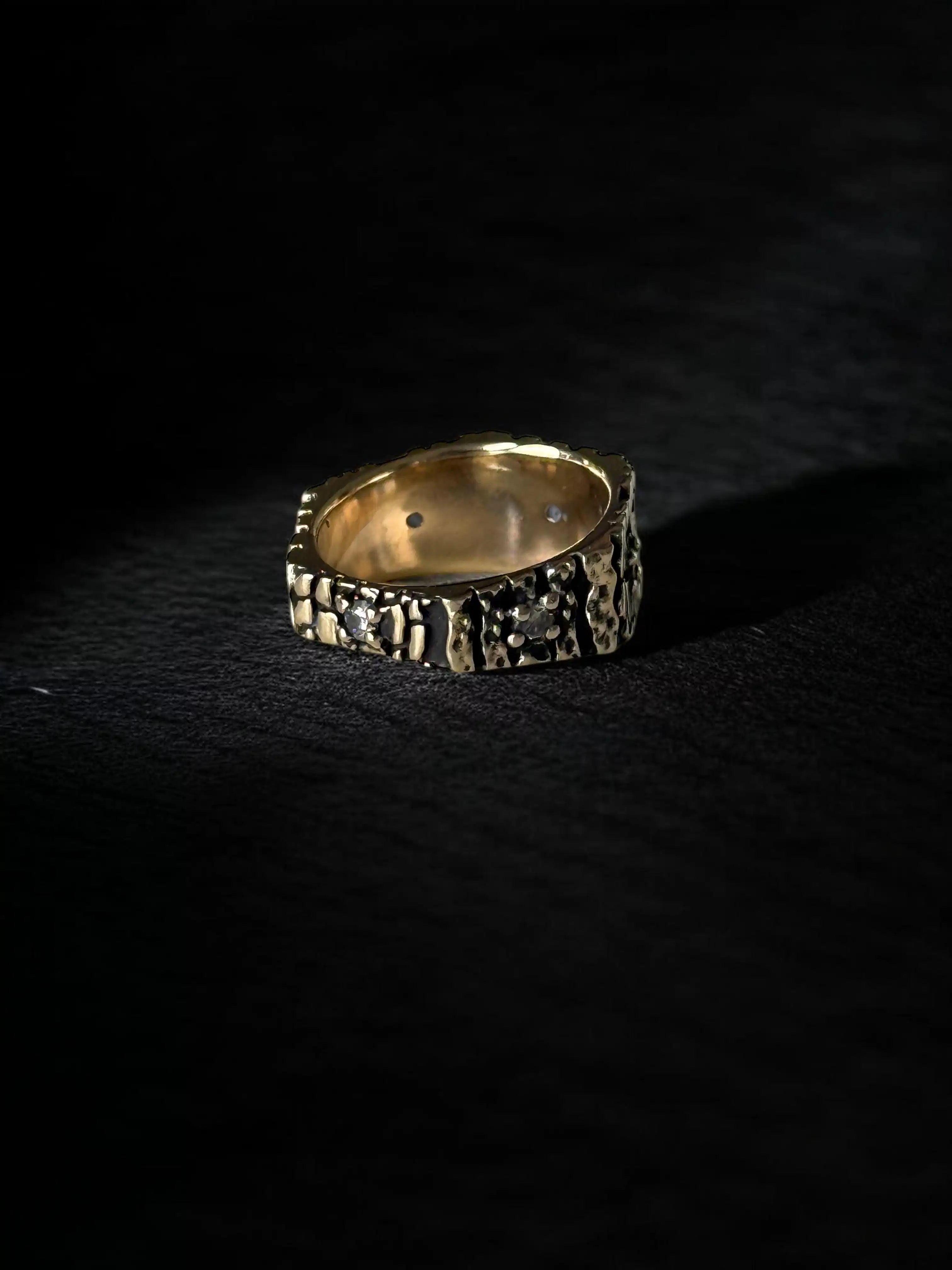 Anillo Sexto Lamento — Oro amarillo