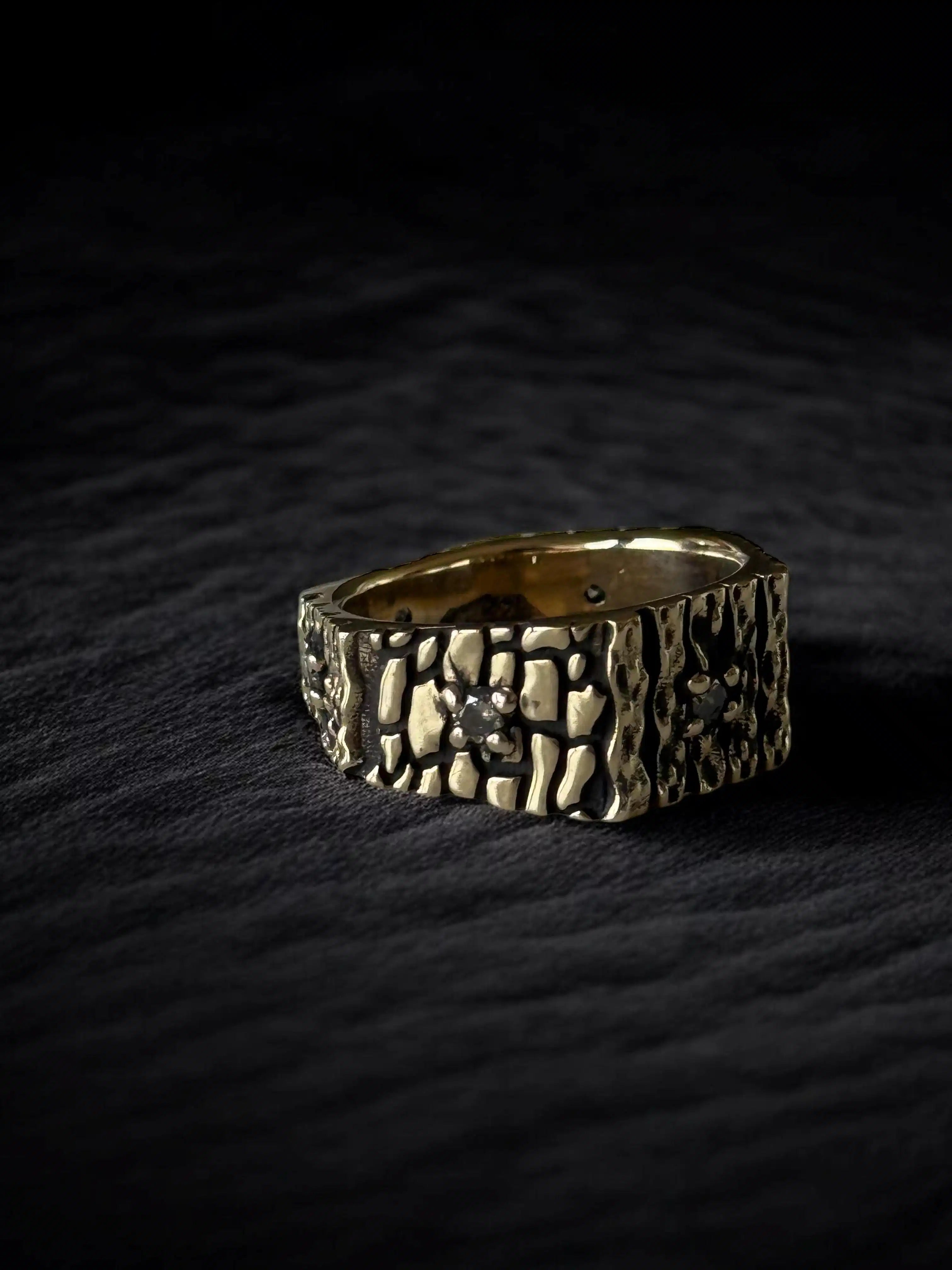 Anillo Sexto Lamento — Oro amarillo