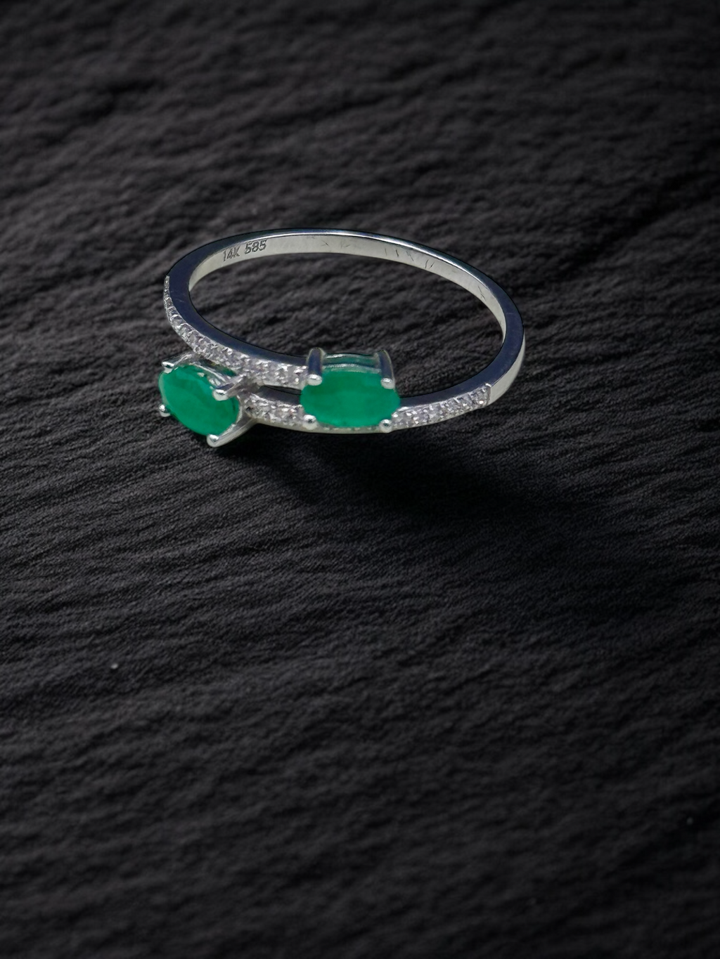 Anillo esmeraldas con diamantes en oro blanco