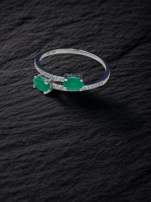 Anillo esmeraldas con diamantes en oro blanco