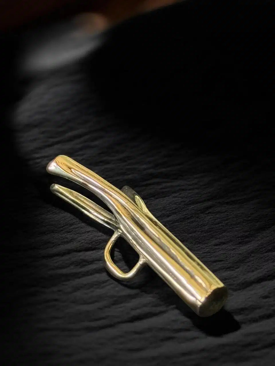Dije Tótem de ceniza — Oro amarillo