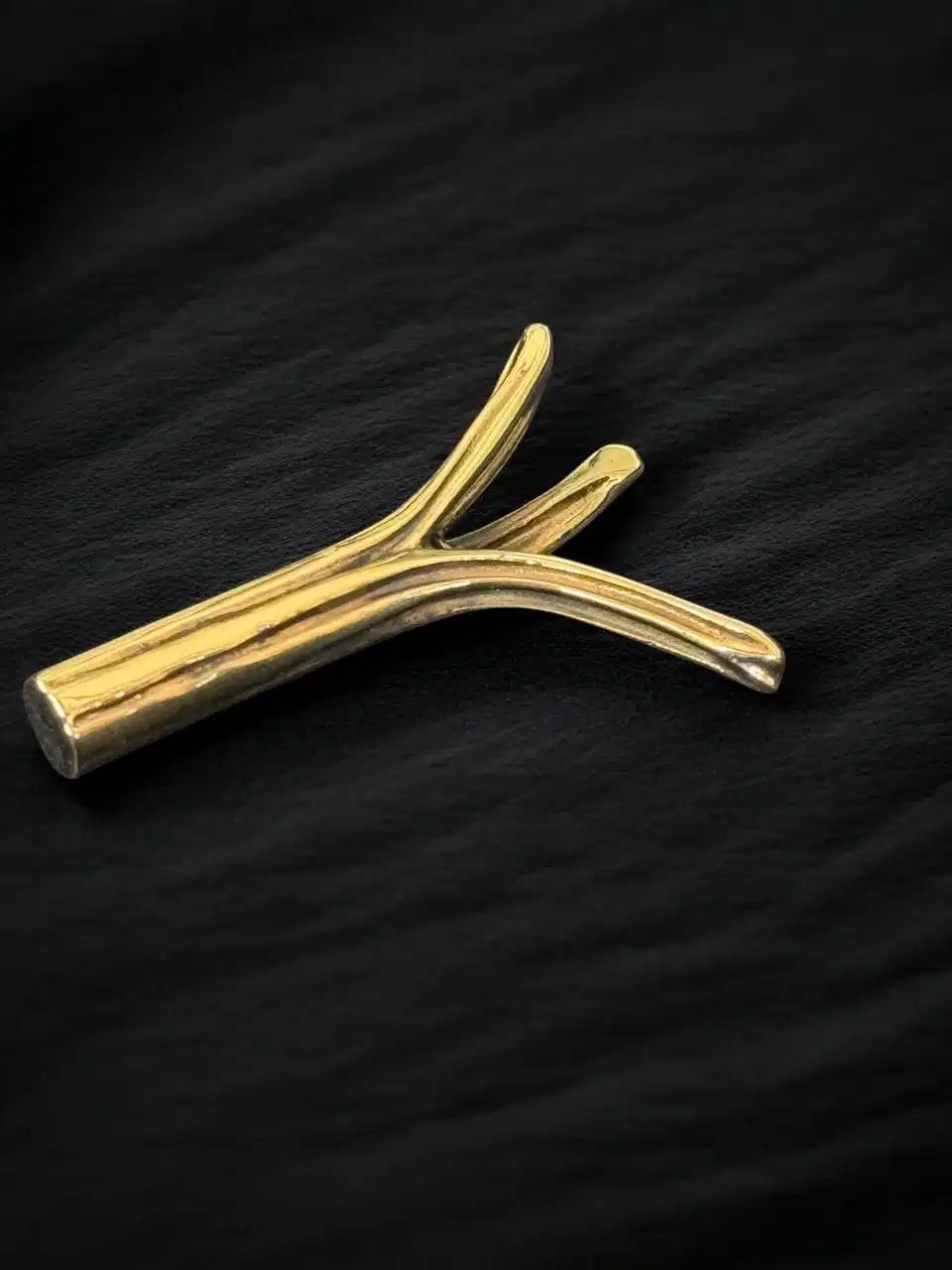 Dije Tótem de ceniza — Oro amarillo