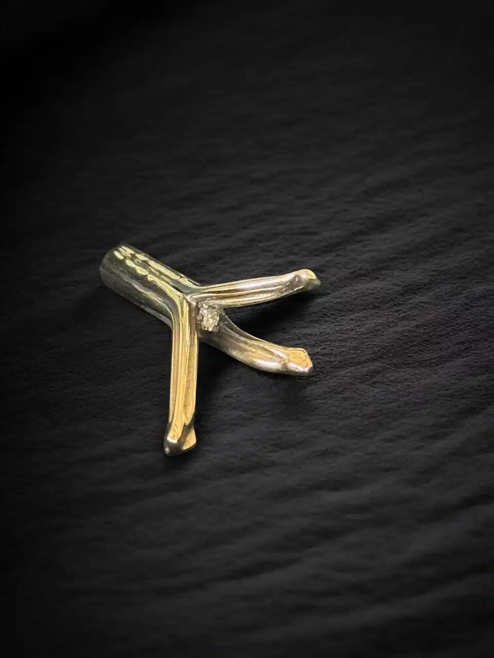 Dije Tótem de ceniza — Oro amarillo
