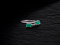 Anillo esmeraldas con diamantes en oro blanco