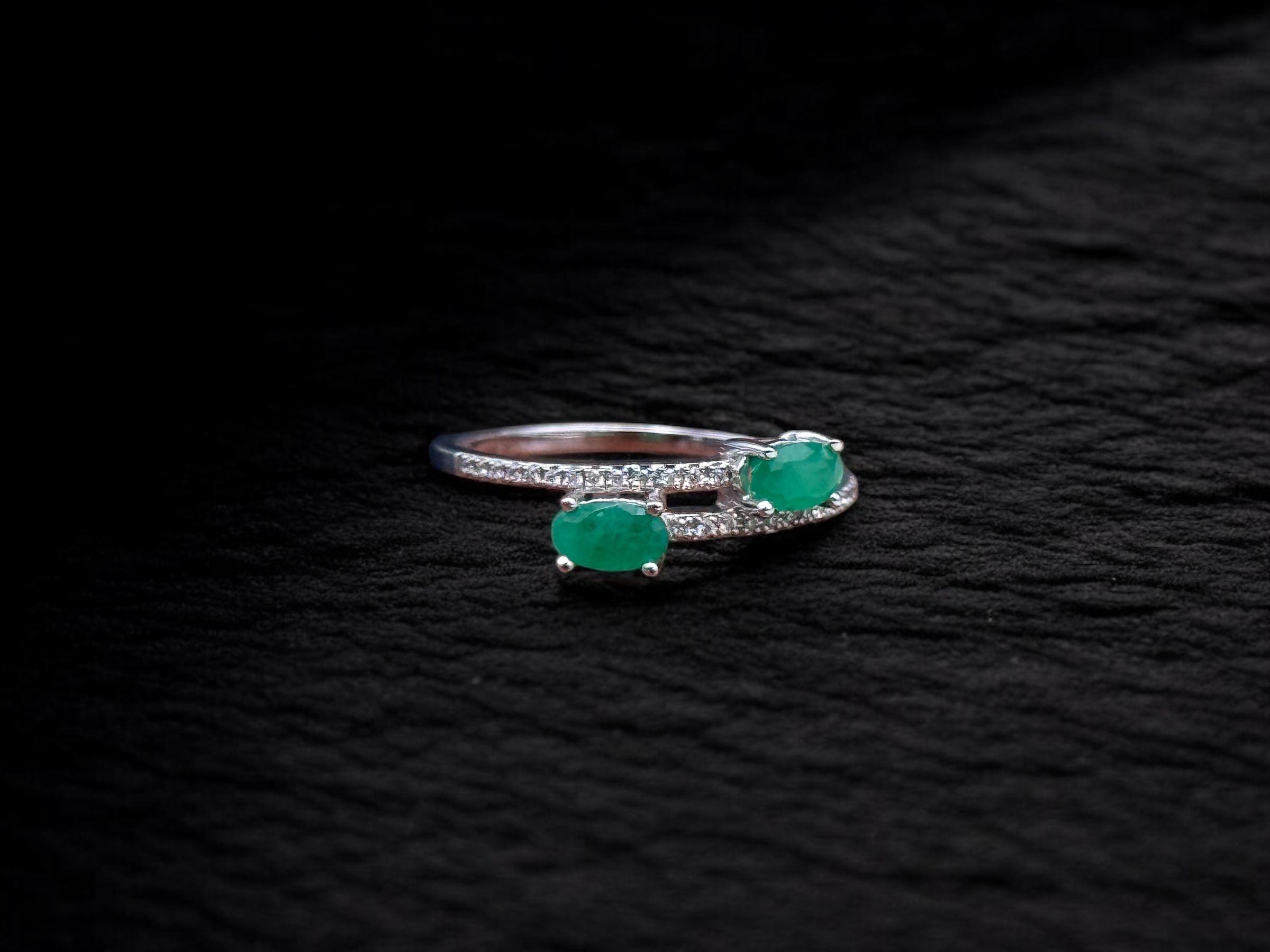 Anillo esmeraldas con diamantes en oro blanco